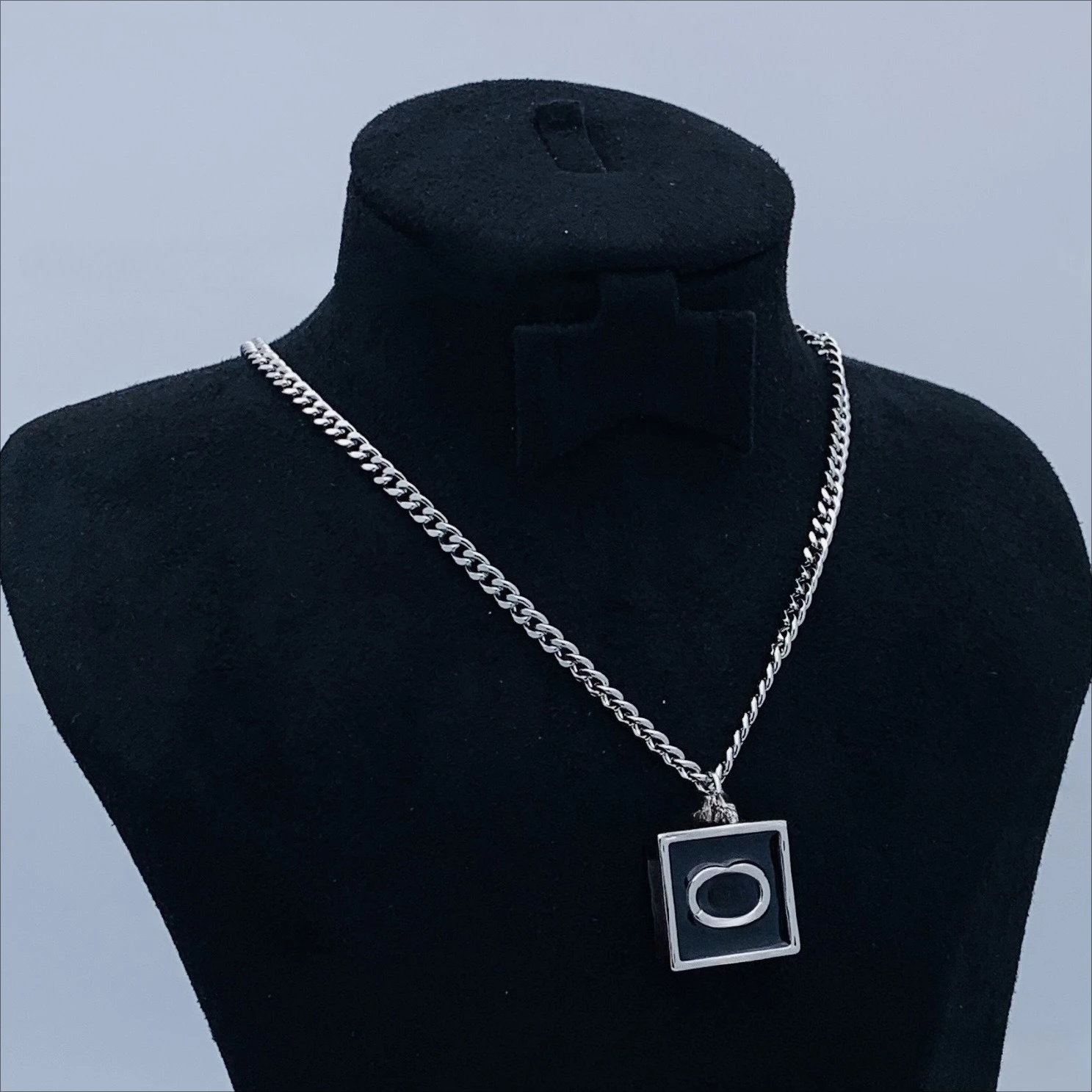 Подвеска с буквой C и ключевой головой, квадратное простое стильное новое ожерелье для женщин 2025
Подвеска с буквой C и ключевой головой, квадратное простое стильное новое ожерелье для женщин 2025