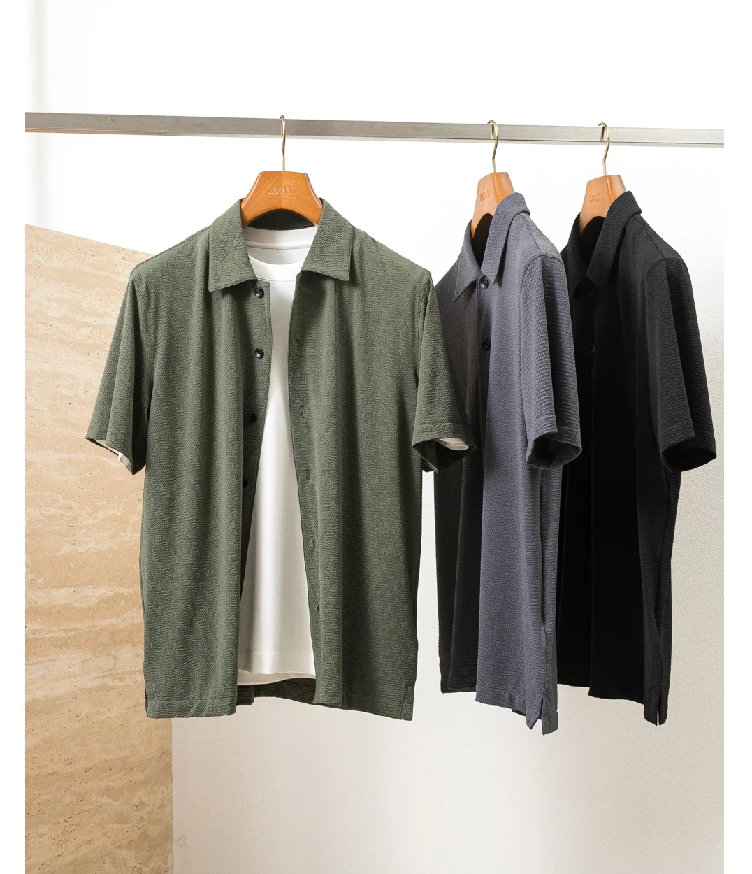 Мужская летняя повседневная рубашка из импортной эластичной ткани с воротником-стойкой, приталенного кроя
Мужская летняя повседневная рубашка из импортной эластичной ткани с воротником-стойкой, приталенного кроя