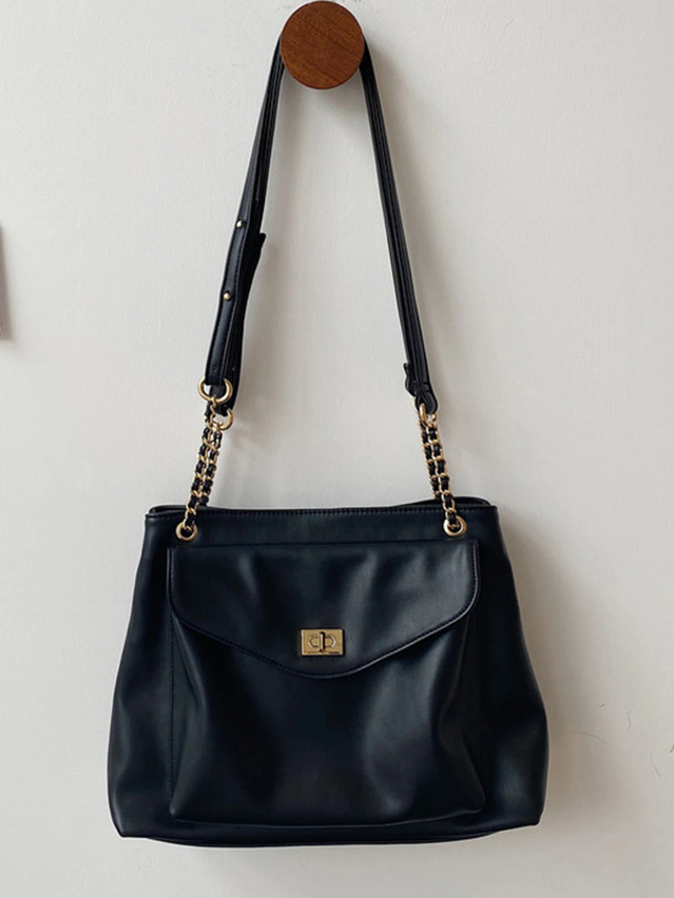 Новая модная и прочная сумка через плечо, подходящая для ежедневных поездок и встреч с друзьями.
Новая модная и прочная сумка через плечо, подходящая для ежедневных поездок и встреч с друзьями.