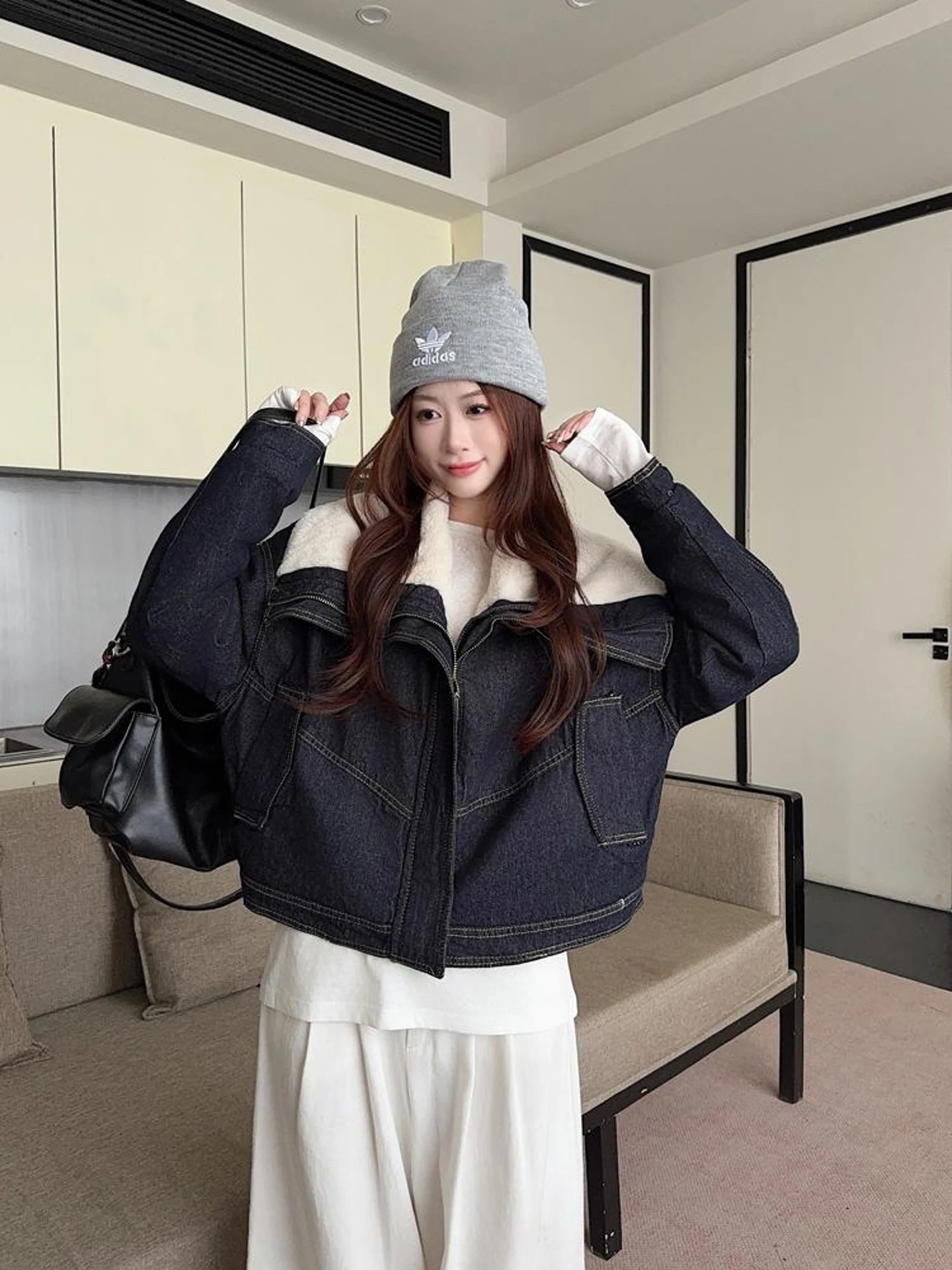 Джинсовое пальто с длинными накладками из меха, плюшевое женское осеннее двустороннее облегающее пальто с поясом и клапаном без воротника в консервативном стиле, школьное субкультурное ежедневно
Джинсовое пальто с длинными накладками из меха, плюшевое женское осеннее двустороннее облегающее пальто с поясом и клапаном без воротника в консервативном стиле, школьное субкультурное ежедневно