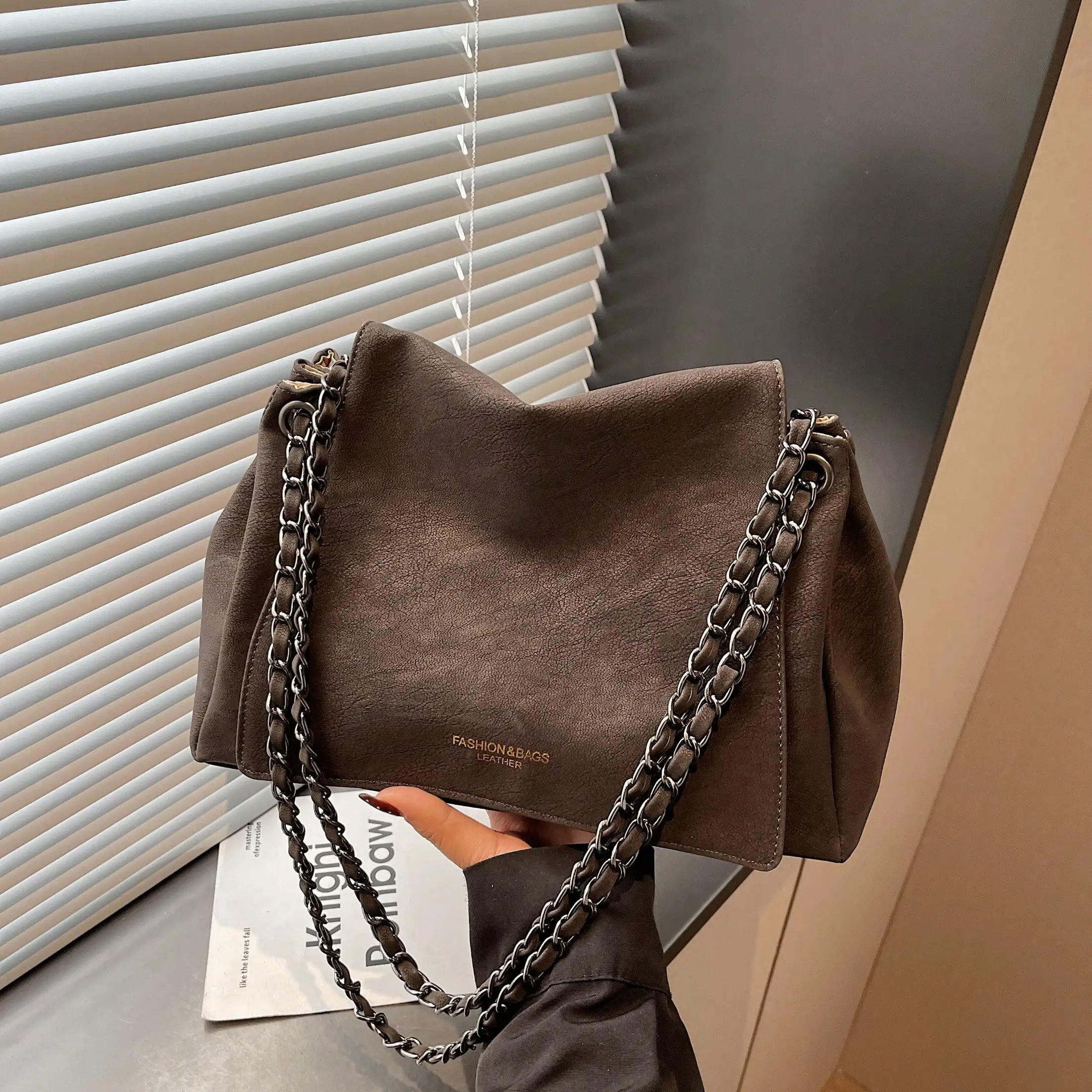 High Quality Retro PU Flap Shoulder Bag, Crossbody Bag With Metal Chain Strap, Suitable For Women Shopping, Work And Daily Use
High Quality Retro PU Flap Shoulder Bag, Crossbody Bag With Metal Chain Strap, Suitable For Women Shopping, Work And Daily Use
