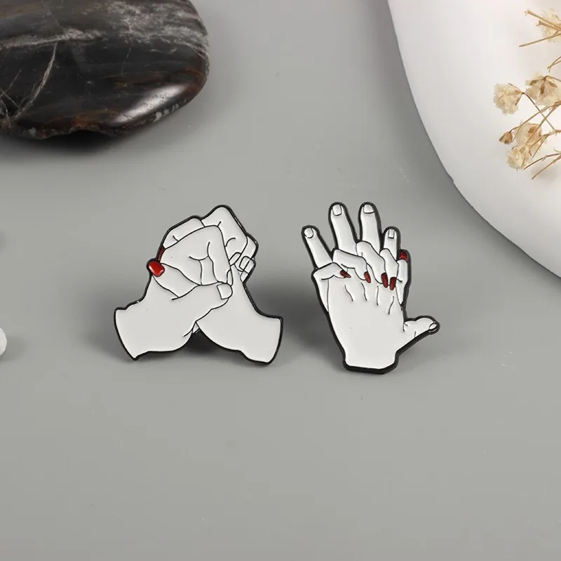 hand like a left hand holding my right hand, ten fingers interlocked, and a creative couple's brooch You're holding my
hand like a left hand holding my right hand, ten fingers interlocked, and a creative couple's brooch You're holding my