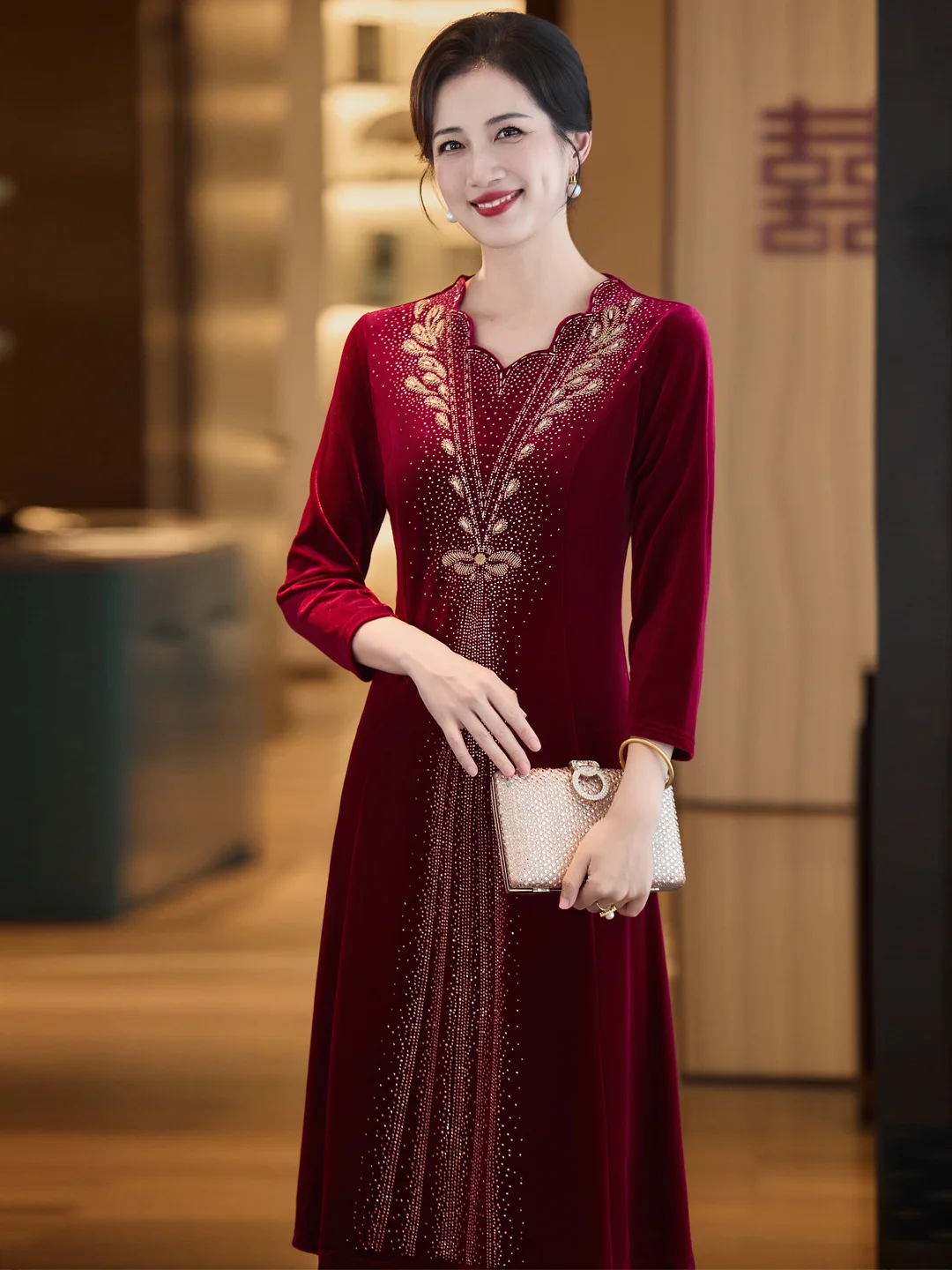 Elegant Long Sequin Embroidered Mother of the Bride Wedding Dress Receiving Gifts from the Elderly in Chinese Style
Elegant Long Sequin Embroidered Mother of the Bride Wedding Dress Receiving Gifts from the Elderly in Chinese Style