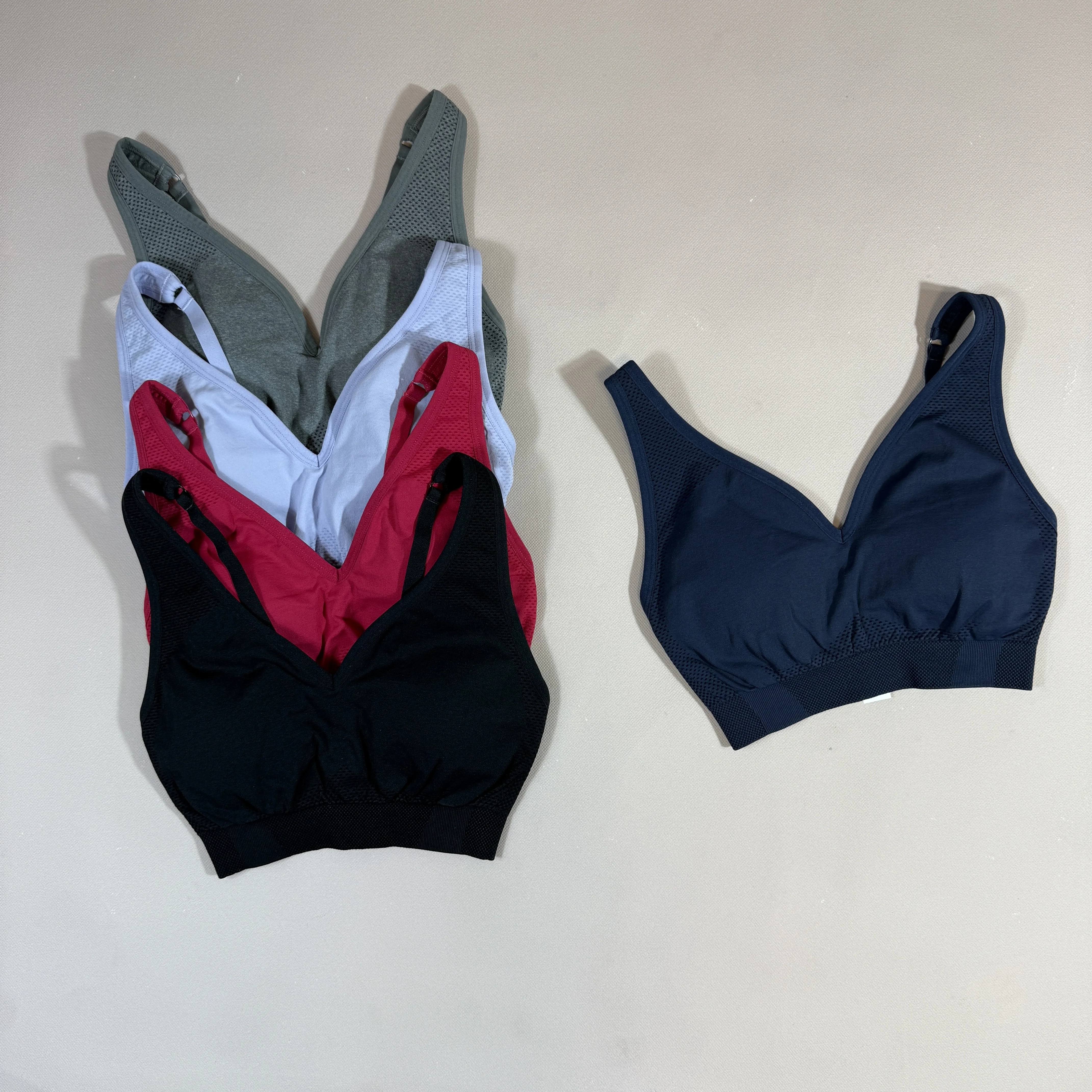 UETEEY Seamless Yoga Bra for Women Adjustable Strap Breathable Mesh Sports Bra Removable Pads Gym Fitness Workout Crop Top
UETEEY Seamless Yoga Bra for Women Adjustable Strap Breathable Mesh Sports Bra Removable Pads Gym Fitness Workout Crop Top