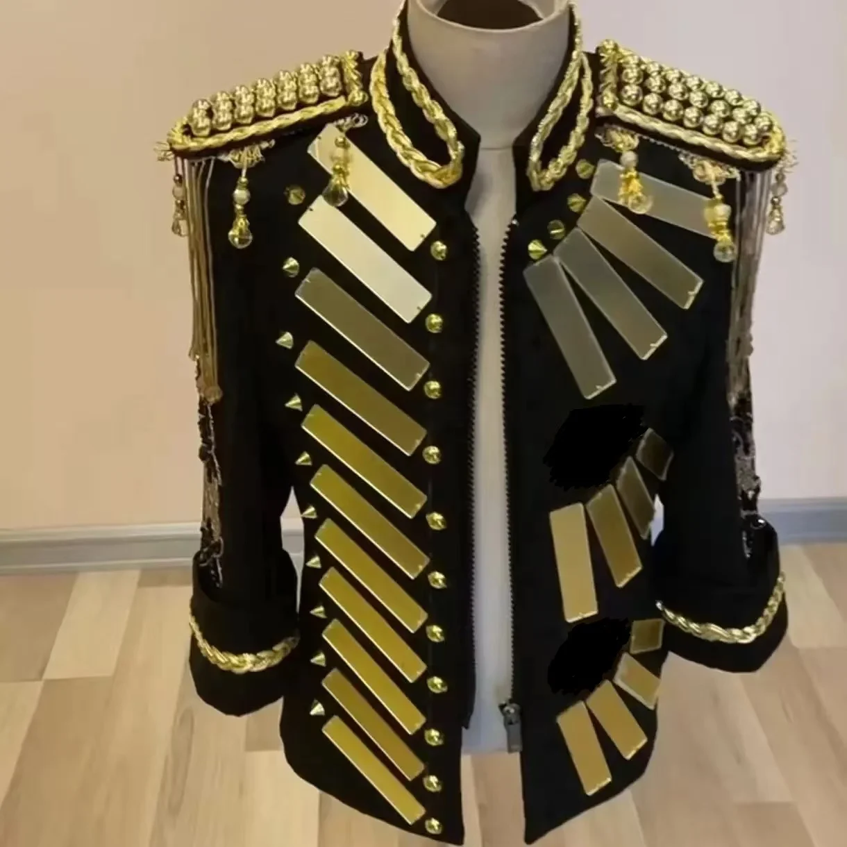 Модное крутое мужское торжественное платье для банкетного хора, куртка для выступлений в королевском стиле, пальто для выступлений клуба, певицы, диджея, сценическое пальто
Модное крутое мужское торжественное платье для банкетного хора, куртка для выступлений в королевском стиле, пальто для выступлений клуба, певицы, диджея, сценическое пальто