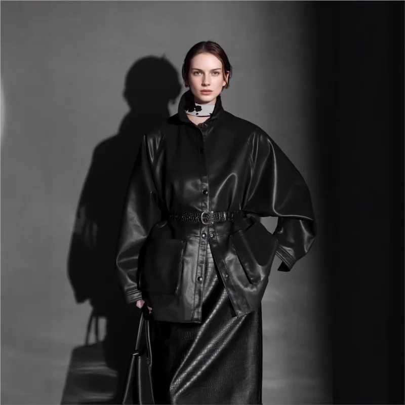A mid-length loose leather style with single-breasted multi-button shirt collar and cinched waist
A mid-length loose leather style with single-breasted multi-button shirt collar and cinched waist