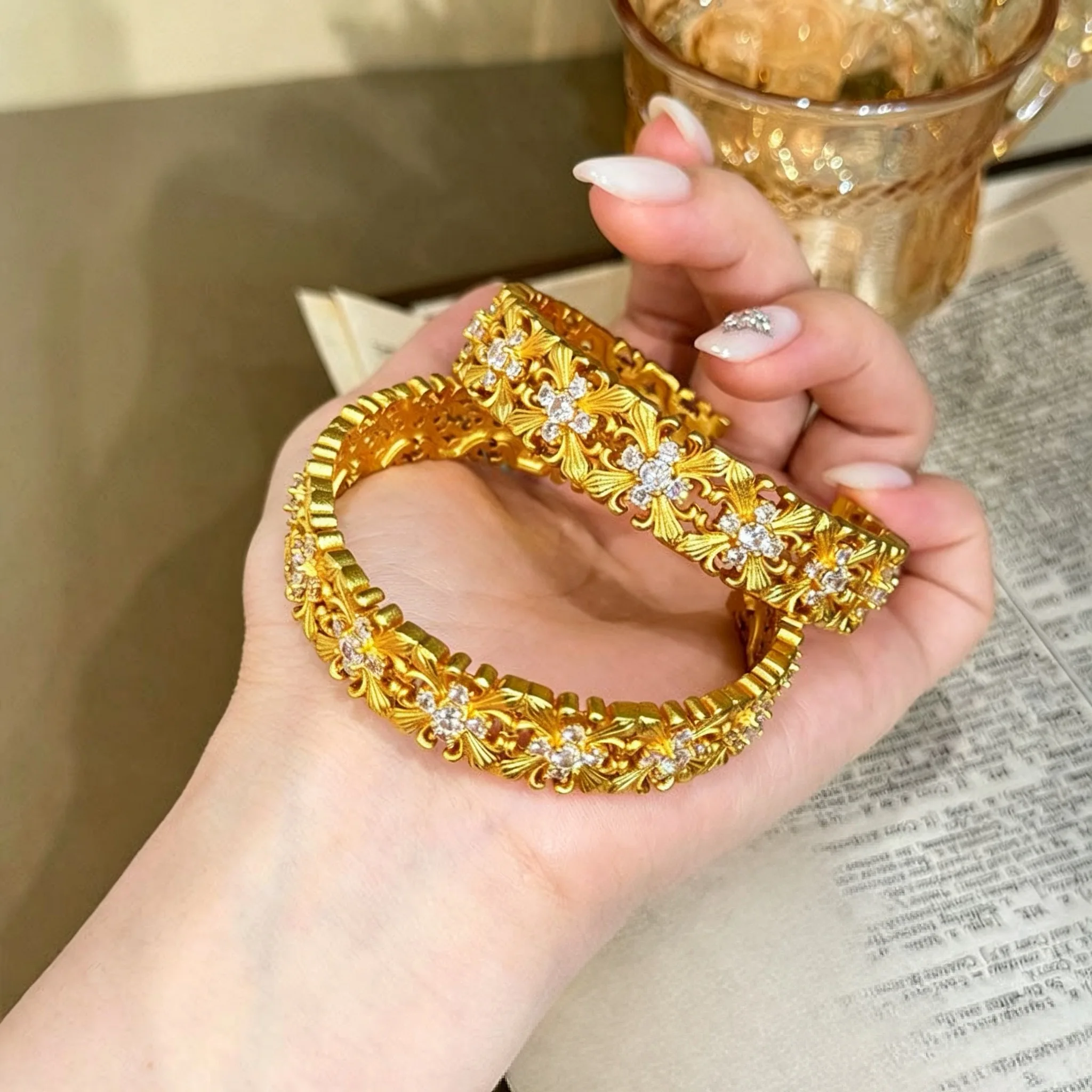 Diamond-encrusted hollowed-out iris-shaped women's fashionable light luxury open bracelet, long-lasting and non-fading
Diamond-encrusted hollowed-out iris-shaped women's fashionable light luxury open bracelet, long-lasting and non-fading
