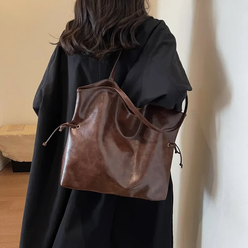 Large-capacity Fashion Shoulder Bag Oil PU Spice Girl Wind Solid Color Shoulder Bag Winter Commuting Tote Underarm Shoulder Bag
Large-capacity Fashion Shoulder Bag Oil PU Spice Girl Wind Solid Color Shoulder Bag Winter Commuting Tote Underarm Shoulder Bag