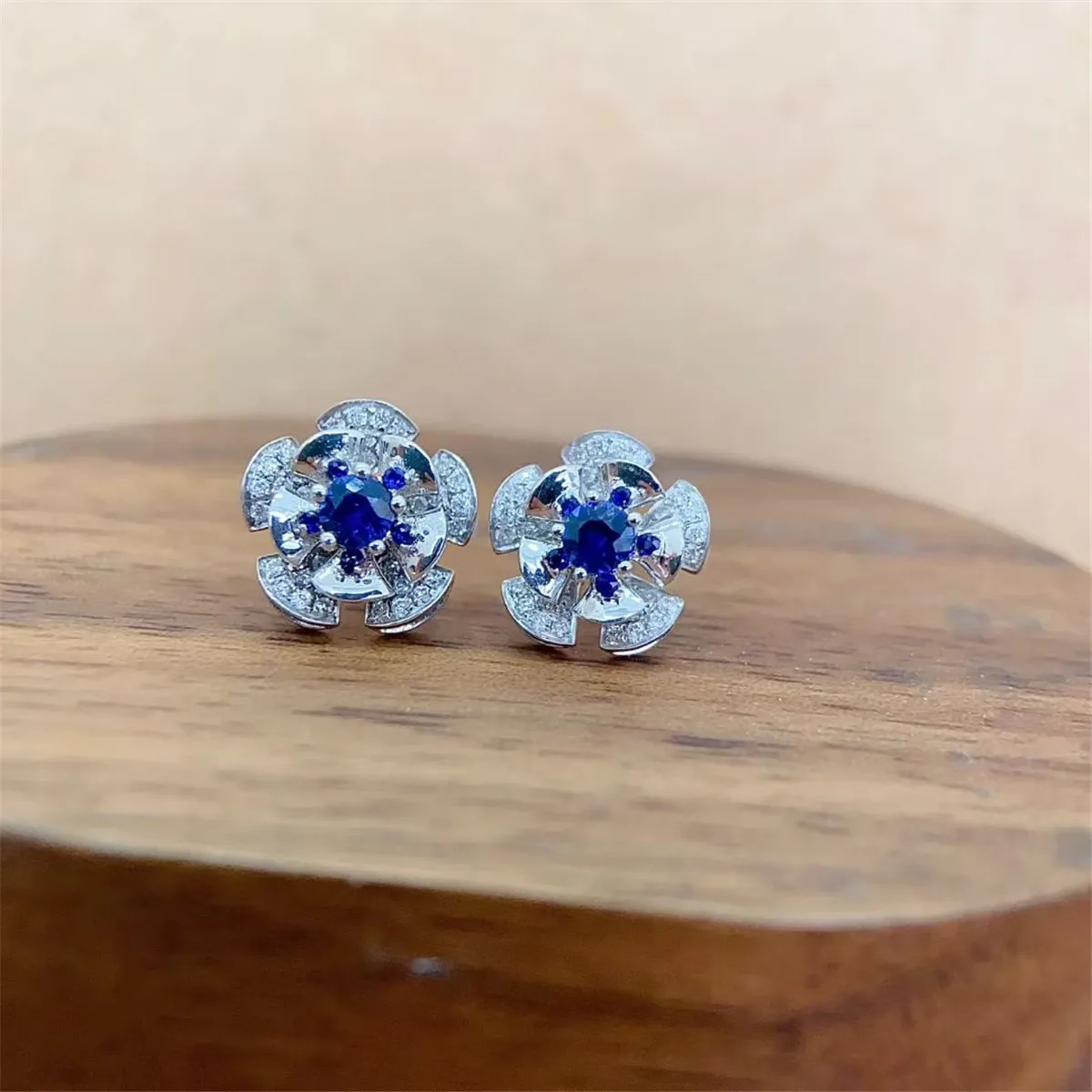 14K solid real gold Lab grown diamond Spinning Windmill sapphire diamond earrings factory wholesale custom platinum
14K solid real gold Lab grown diamond Spinning Windmill sapphire diamond earrings factory wholesale custom platinum
