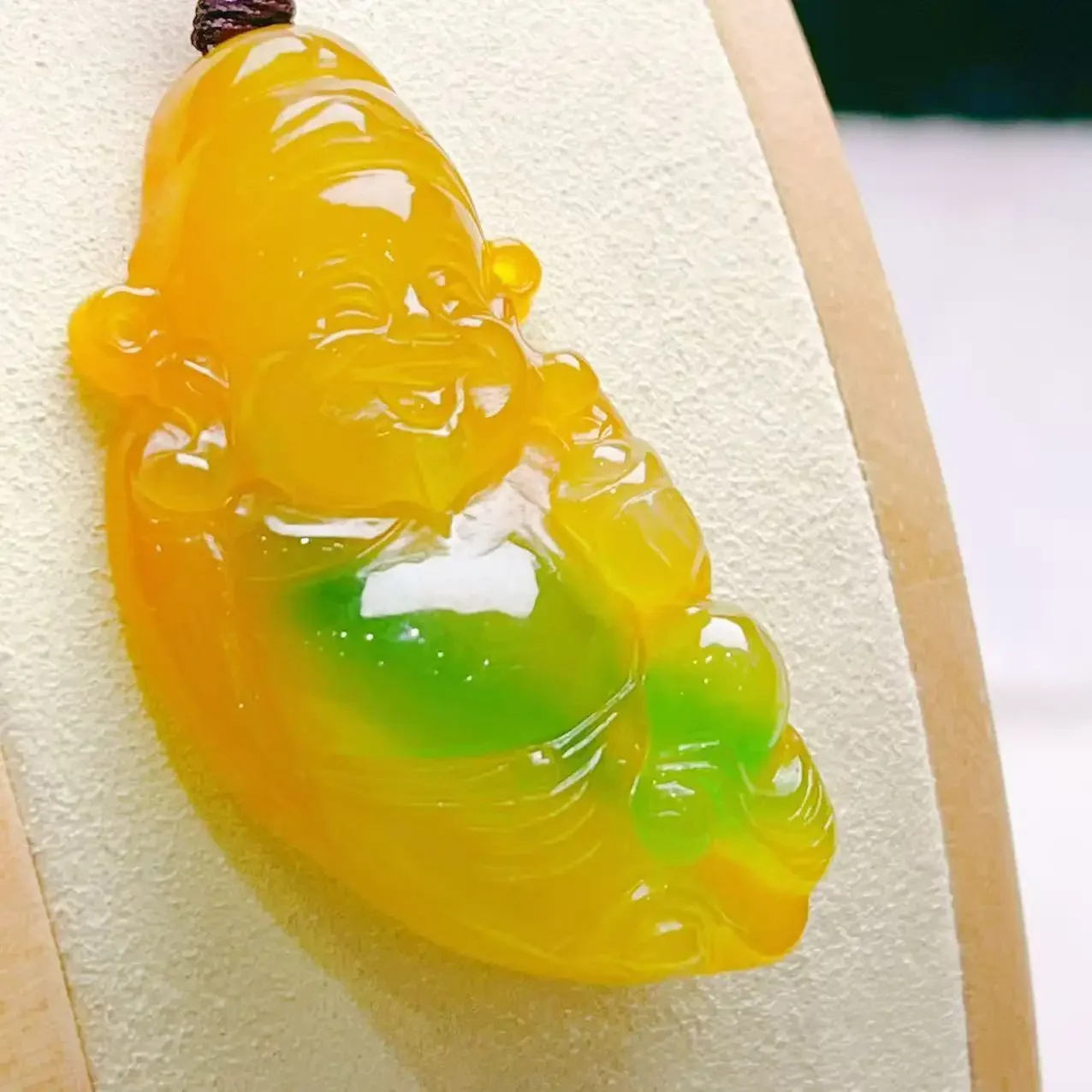 Myanmar Laokeng jadeite pure natural ice glutinous species Huang Jade floating green God of Wealth ice transparent and moist
Myanmar Laokeng jadeite pure natural ice glutinous species Huang Jade floating green God of Wealth ice transparent and moist