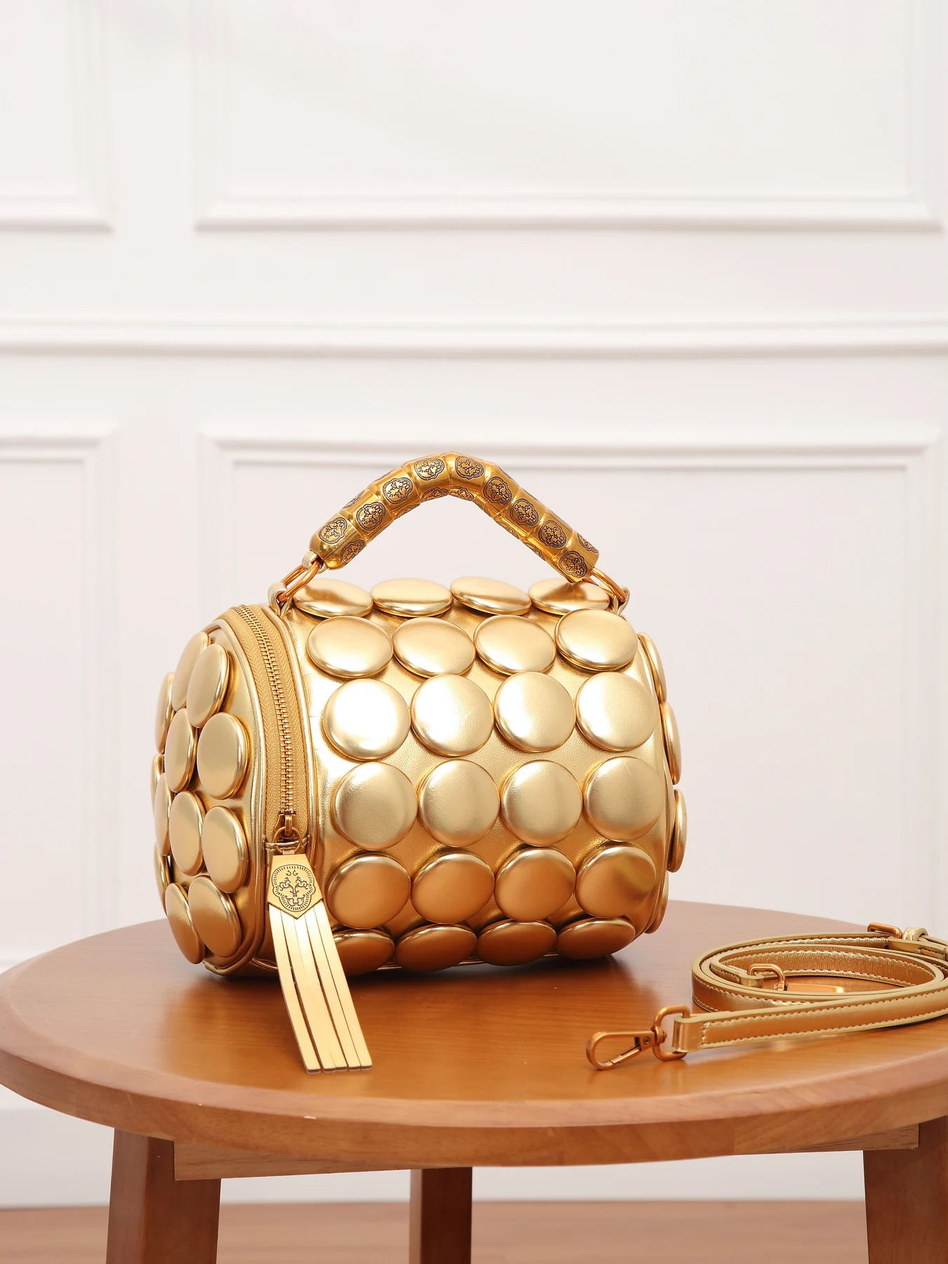 Autumn and winter new creative polka dot button design women's handbag large capacity cylinder bag
Autumn and winter new creative polka dot button design women's handbag large capacity cylinder bag