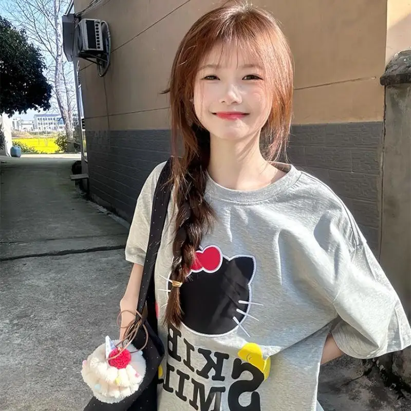 Футболка с изображением аниме Sanrio Hello Kitty, милый мягкий удобный топ с короткими рукавами и вышивкой в кампусном стиле для девочек
Футболка с изображением аниме Sanrio Hello Kitty, милый мягкий удобный топ с короткими рукавами и вышивкой в кампусном стиле для девочек