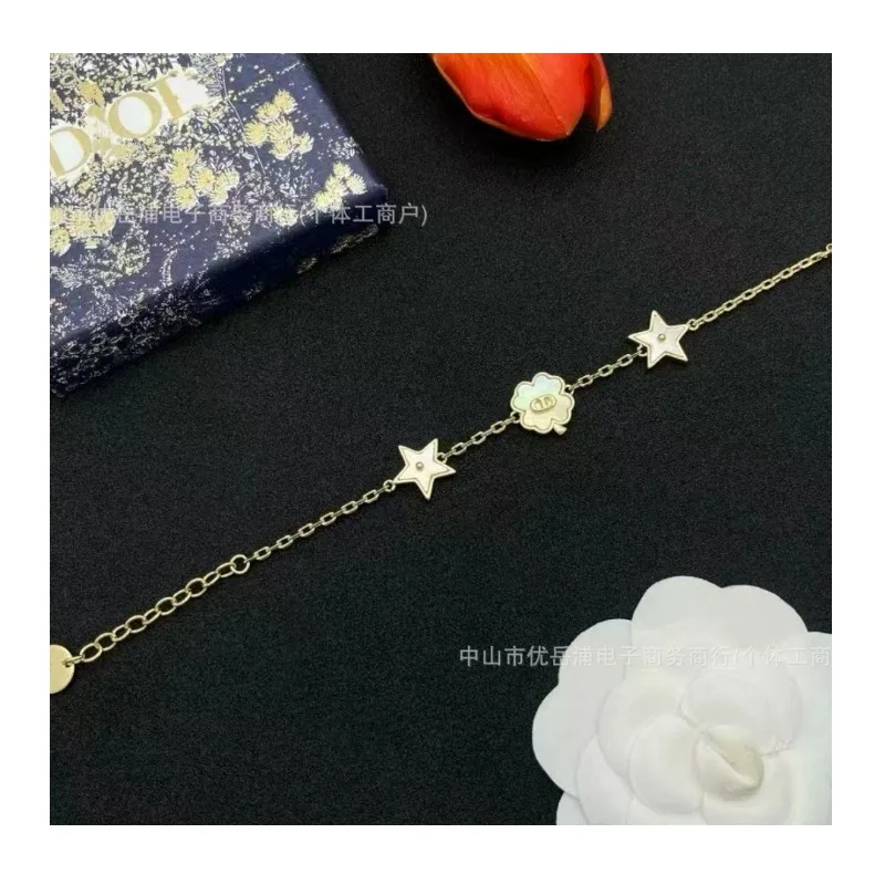 Real Shot Letter White Fritillary Four-leaf Clover Star Bracelet Design Sweet Jewelry
Real Shot Letter White Fritillary Four-leaf Clover Star Bracelet Design Sweet Jewelry