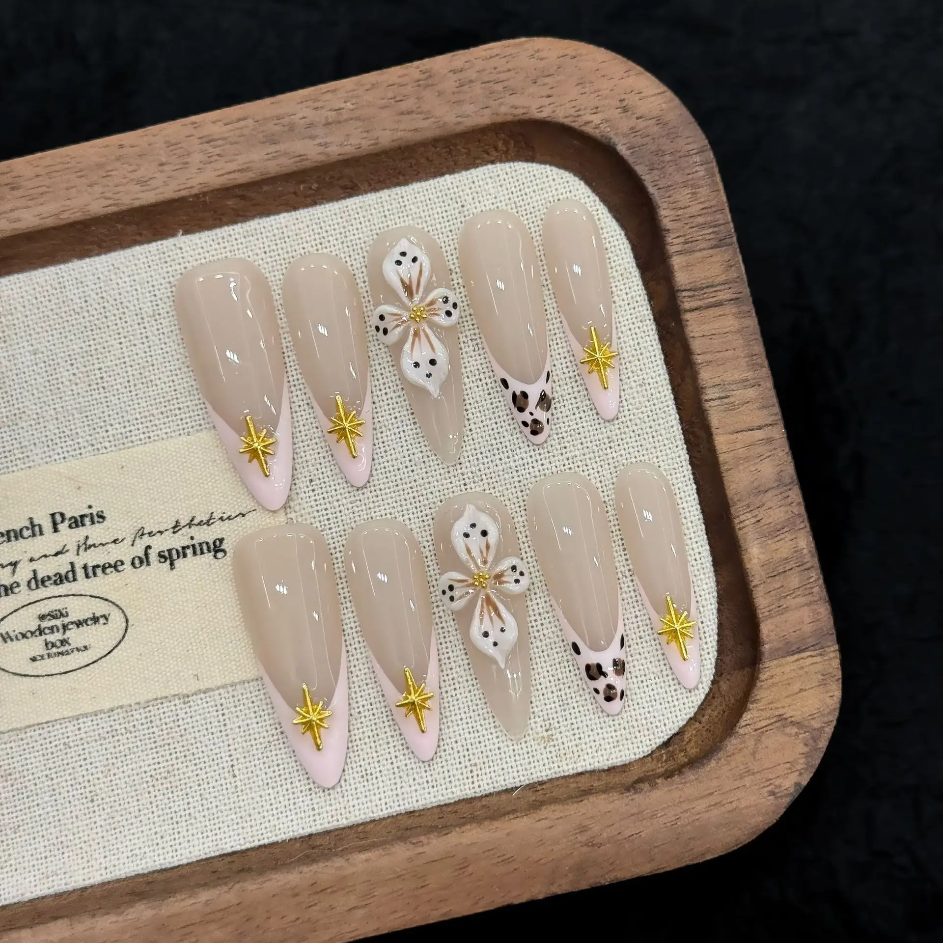 10pcs Handmade Long Almond Press on Nails Pink French 3D Carving Flower Leopard Print Starburst Design Fake Nails Wearable Nails
10pcs Handmade Long Almond Press on Nails Pink French 3D Carving Flower Leopard Print Starburst Design Fake Nails Wearable Nails