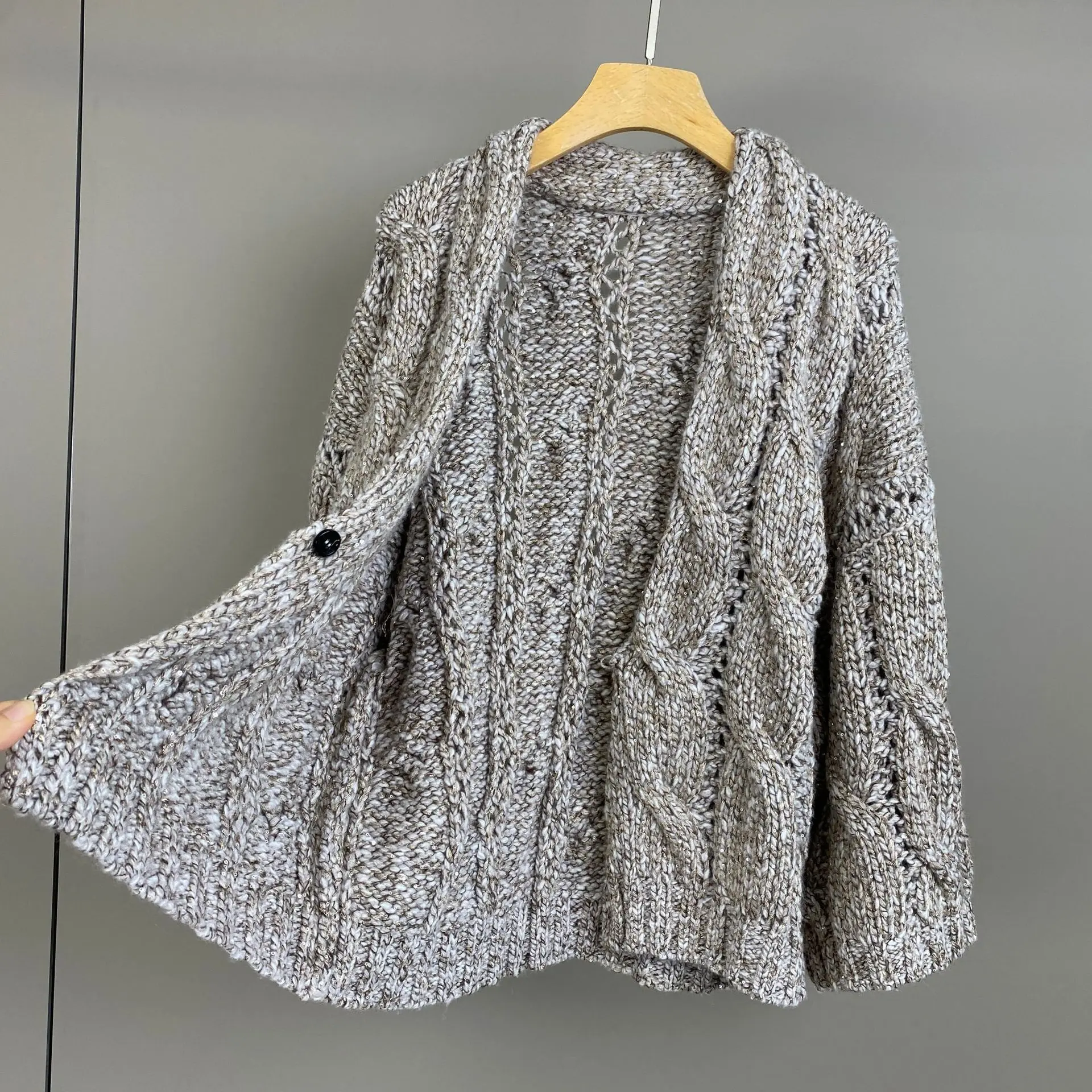 Осень-зима 2022, новый стиль, тяжелые блестки, толстая игольная шерсть, вязаный модный кардиган
Осень-зима 2022, новый стиль, тяжелые блестки, толстая игольная шерсть, вязаный модный кардиган