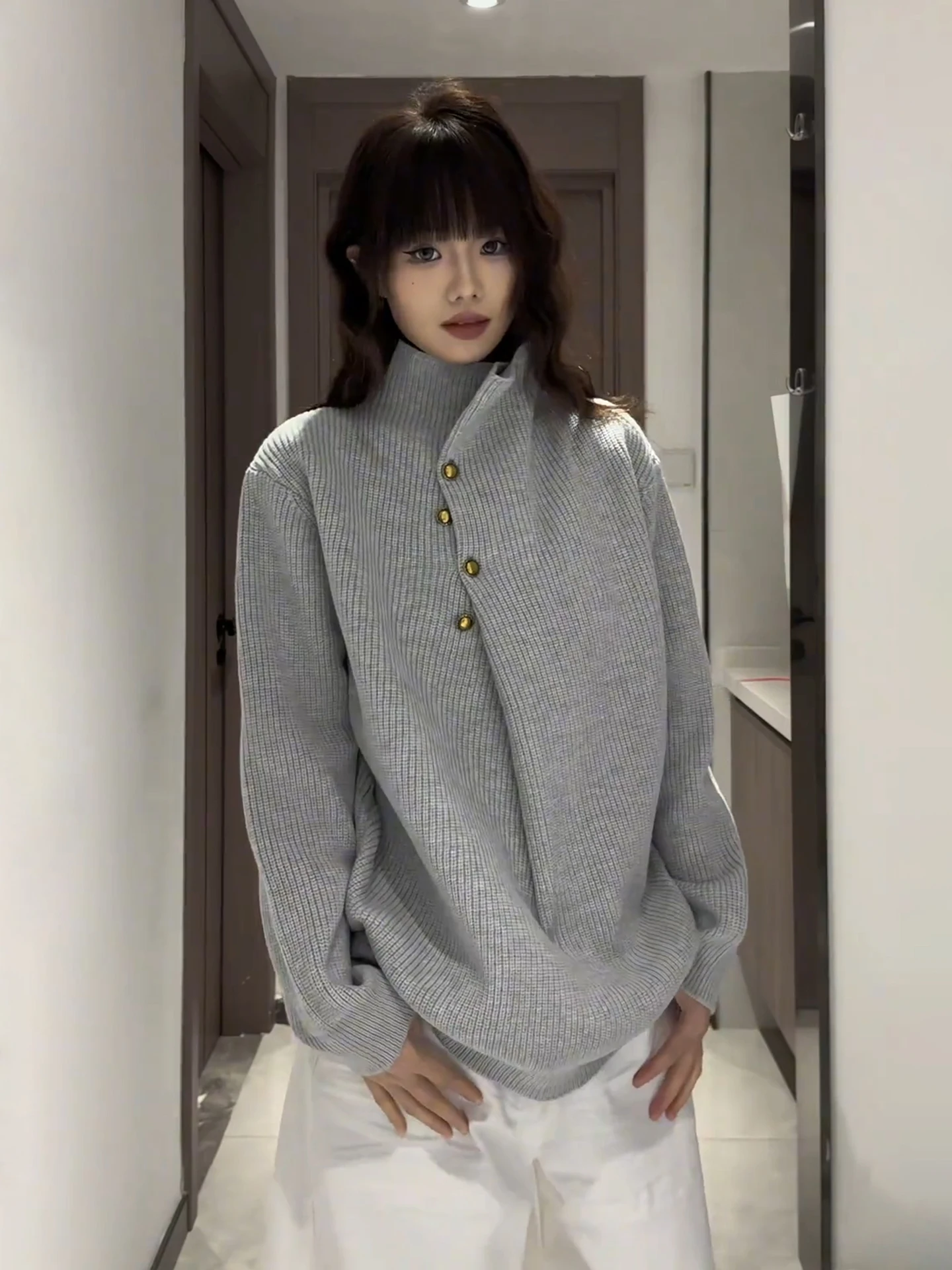 Американский вязаный свитер с нестандартными пуговицами для мужчин и женщин, зимний, с высоким воротником, в стиле оверсайз, для пар, мягкий, средней толщины, из полиэстера.
Американский вязаный свитер с нестандартными пуговицами для мужчин и женщин, зимний, с высоким воротником, в стиле оверсайз, для пар, мягкий, средней толщины, из полиэстера.