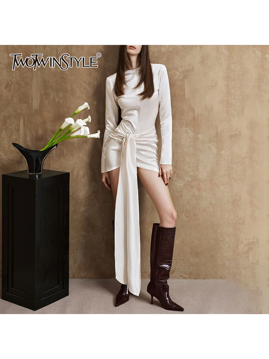 TWOTWINSTYLE Spliced Lace Up Dresses for Women O Neck Long Sleeve High Waist Solid Fold Mini Dress Female Fashion Clothing 2026
TWOTWINSTYLE Spliced Lace Up Dresses for Women O Neck Long Sleeve High Waist Solid Fold Mini Dress Female Fashion Clothing 2026