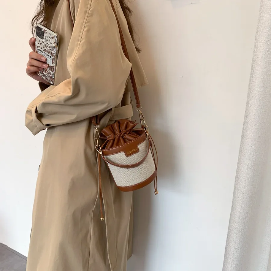 New Korean version of the niche retro bucket bag cylinder type shoulder bag retro color collision commuter crossbody female bags
New Korean version of the niche retro bucket bag cylinder type shoulder bag retro color collision commuter crossbody female bags