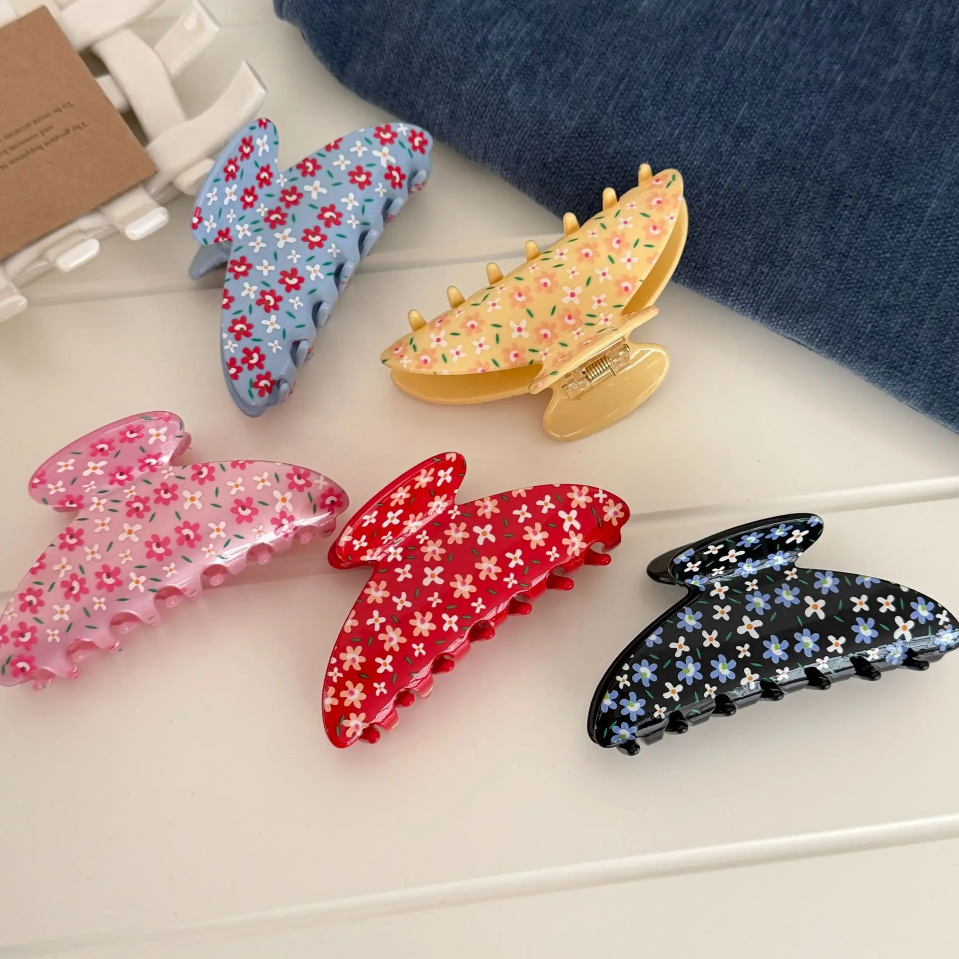 High Quality Acetate Shark Hair Claw Retro Floral Pattern for High Pony and Side Bangs Women Daily Elegant Accessory
High Quality Acetate Shark Hair Claw Retro Floral Pattern for High Pony and Side Bangs Women Daily Elegant Accessory
