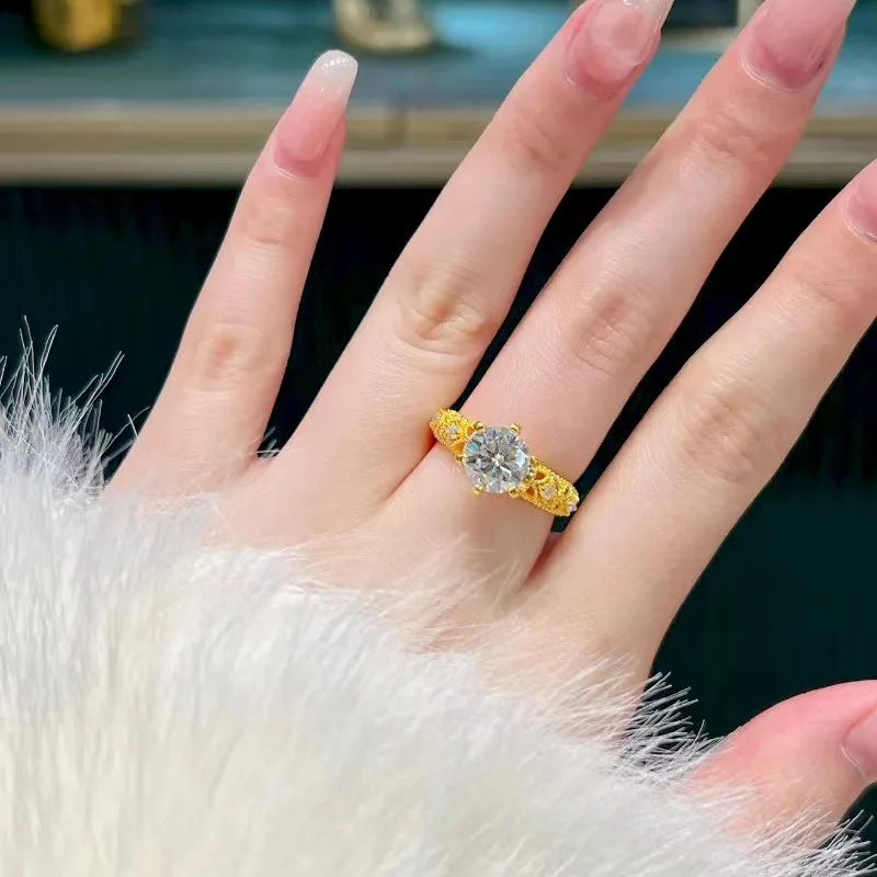 Женское регулируемое кольцо из 24-каратного золота с муассанитом, AU999 | Оправа с четырьмя когтями с гравировкой «Светли» и скрытым мотивом в форме сердца.
Женское регулируемое кольцо из 24-каратного золота с муассанитом, AU999 | Оправа с четырьмя когтями с гравировкой «Светли» и скрытым мотивом в форме сердца.