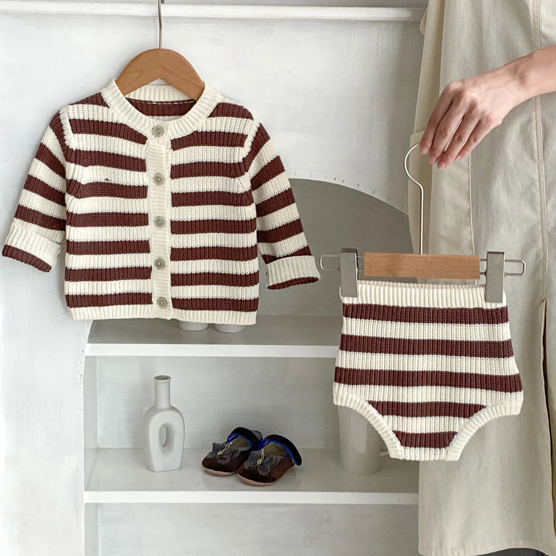 INS Newborn Baby Clothing Set 0-3Years Kids Boy Girl Long Sleeve Knitwear Striped Cardigan Sweater+Bloomers Shorts 2PCS Clothes
INS Newborn Baby Clothing Set 0-3Years Kids Boy Girl Long Sleeve Knitwear Striped Cardigan Sweater+Bloomers Shorts 2PCS Clothes