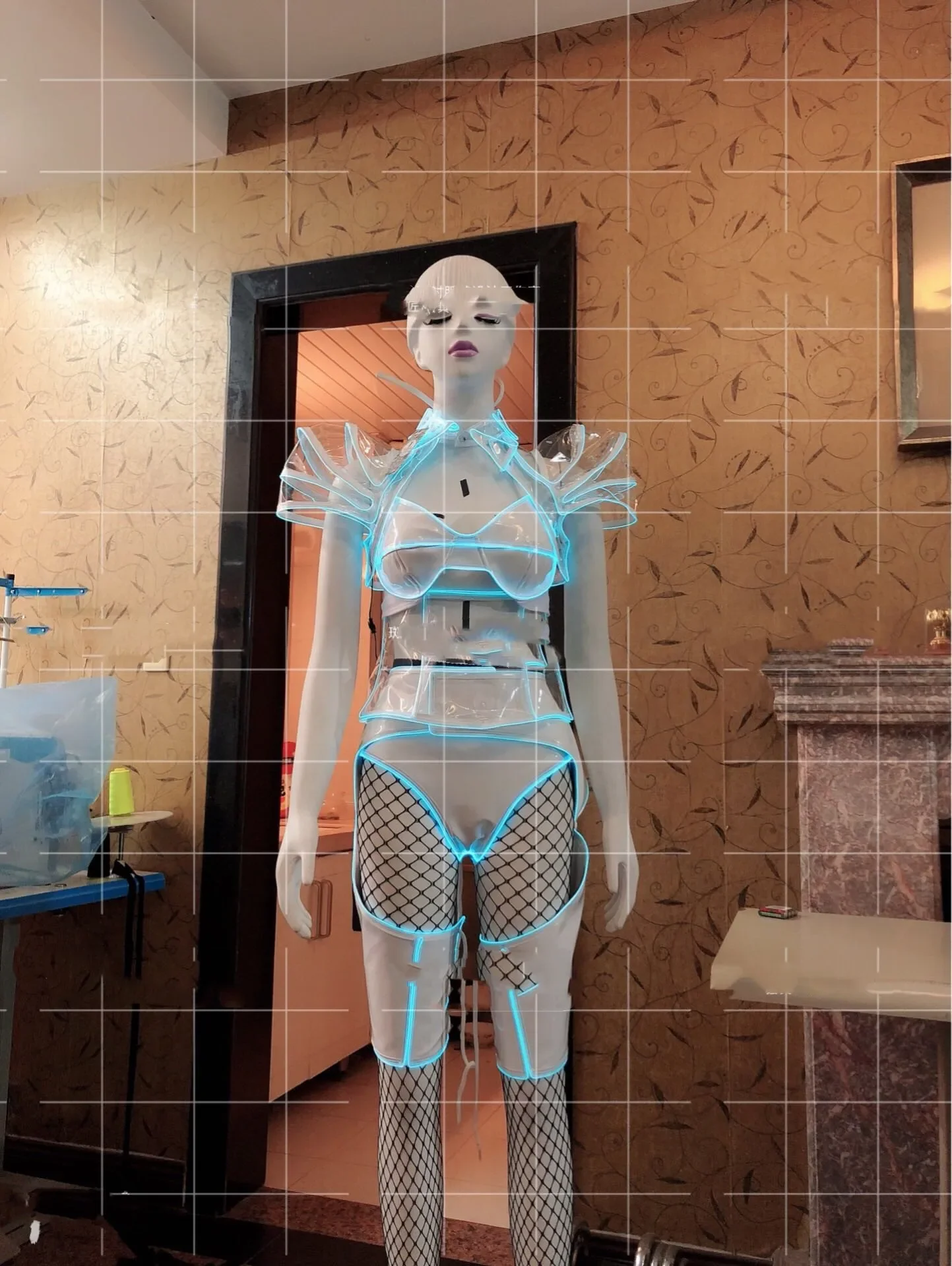 Future scientific and technological costumes, nightclub female space female warrior Gogo girl, new luminous products.
Future scientific and technological costumes, nightclub female space female warrior Gogo girl, new luminous products.