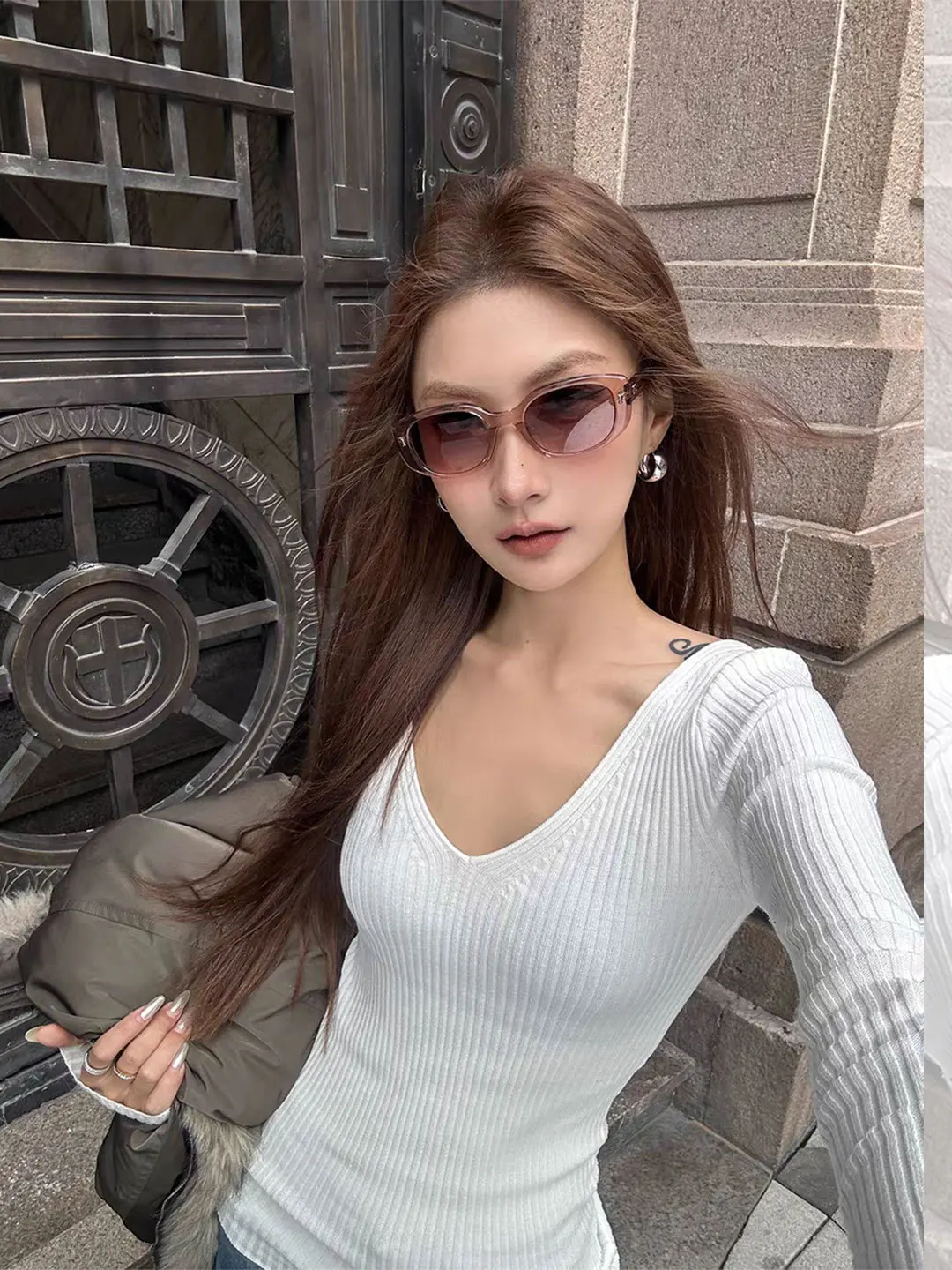 Stunning V-Neck Knitted Base Shirt Women's Autumn Winter Slim Fit Low Neck High-End Feeling Long Sleeve Fashionable Top
Stunning V-Neck Knitted Base Shirt Women's Autumn Winter Slim Fit Low Neck High-End Feeling Long Sleeve Fashionable Top