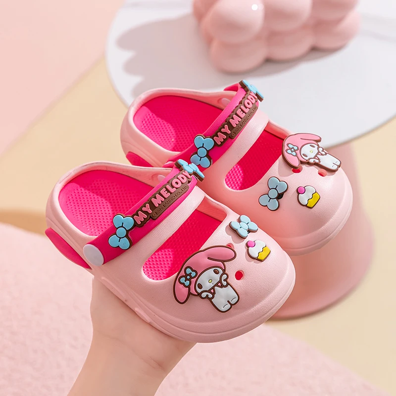 Детские летние сандалии Sanrio для маленьких девочек: детские домашние тапочки на мягкой подошве, дышащая полая обувь для мальчиков с героями мультфильмов
Детские летние сандалии Sanrio для маленьких девочек: детские домашние тапочки на мягкой подошве, дышащая полая обувь для мальчиков с героями мультфильмов
