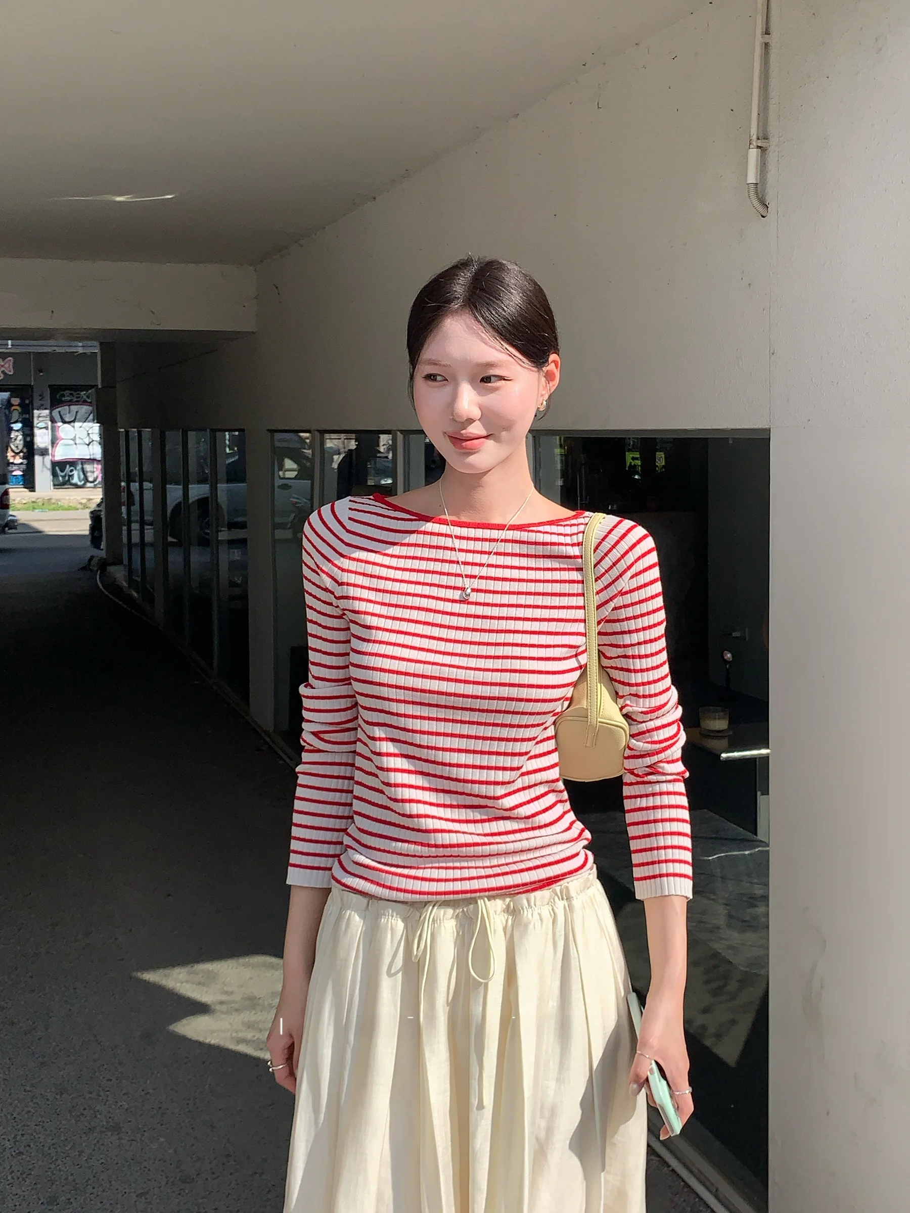 Классическая трикотажная базовая футболка с длинным рукавом и одним открытым плечом, с полосками, визуально стройнящими фигуру, из лиоцелла и винилового волокна, с крупным цветочным принтом в стиле «арбуз» и оттенками «мягкие конфеты», размер DH Large.
Классическая трикотажная базовая футболка с длинным рукавом и одним открытым плечом, с полосками, визуально стройнящими фигуру, из лиоцелла и винилового волокна, с крупным цветочным принтом в стиле «арбуз» и оттенками «мягкие конфеты», размер DH Large.