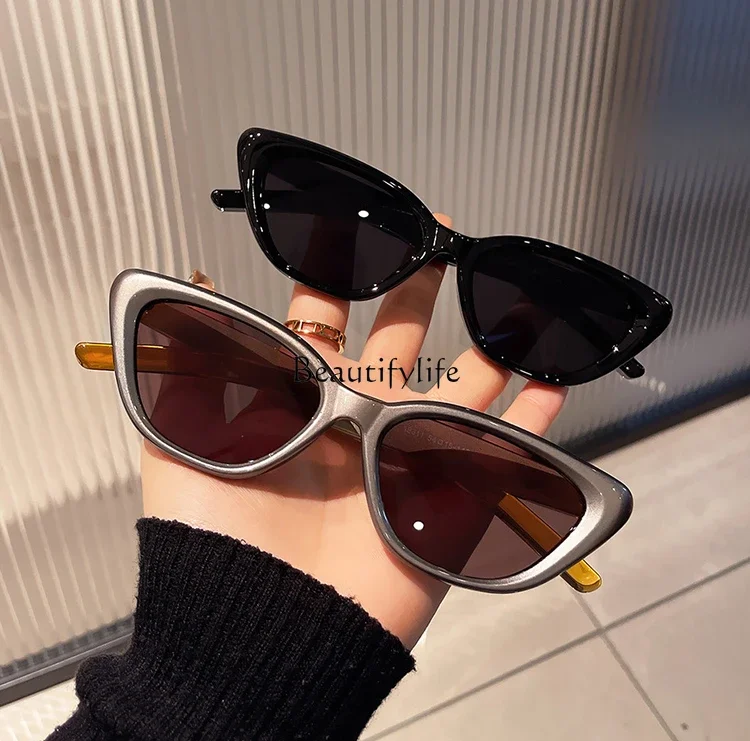 European and American retro cat eye small face sunglasses women's high-end small frame sunglasses
European and American retro cat eye small face sunglasses women's high-end small frame sunglasses