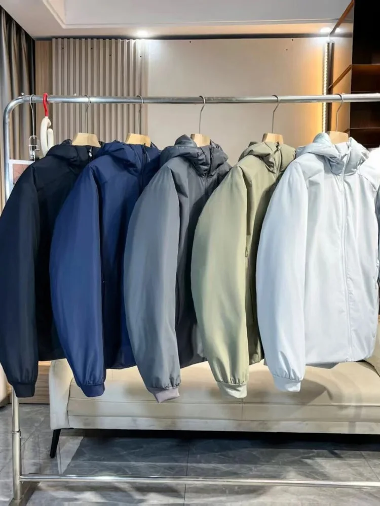 Мужская уличная куртка на осень-зиму: новая, ветрозащитная, водонепроницаемая, теплая, с хлопковым наполнителем, на молнии, с капюшоном, стандартный крой
Мужская уличная куртка на осень-зиму: новая, ветрозащитная, водонепроницаемая, теплая, с хлопковым наполнителем, на молнии, с капюшоном, стандартный крой