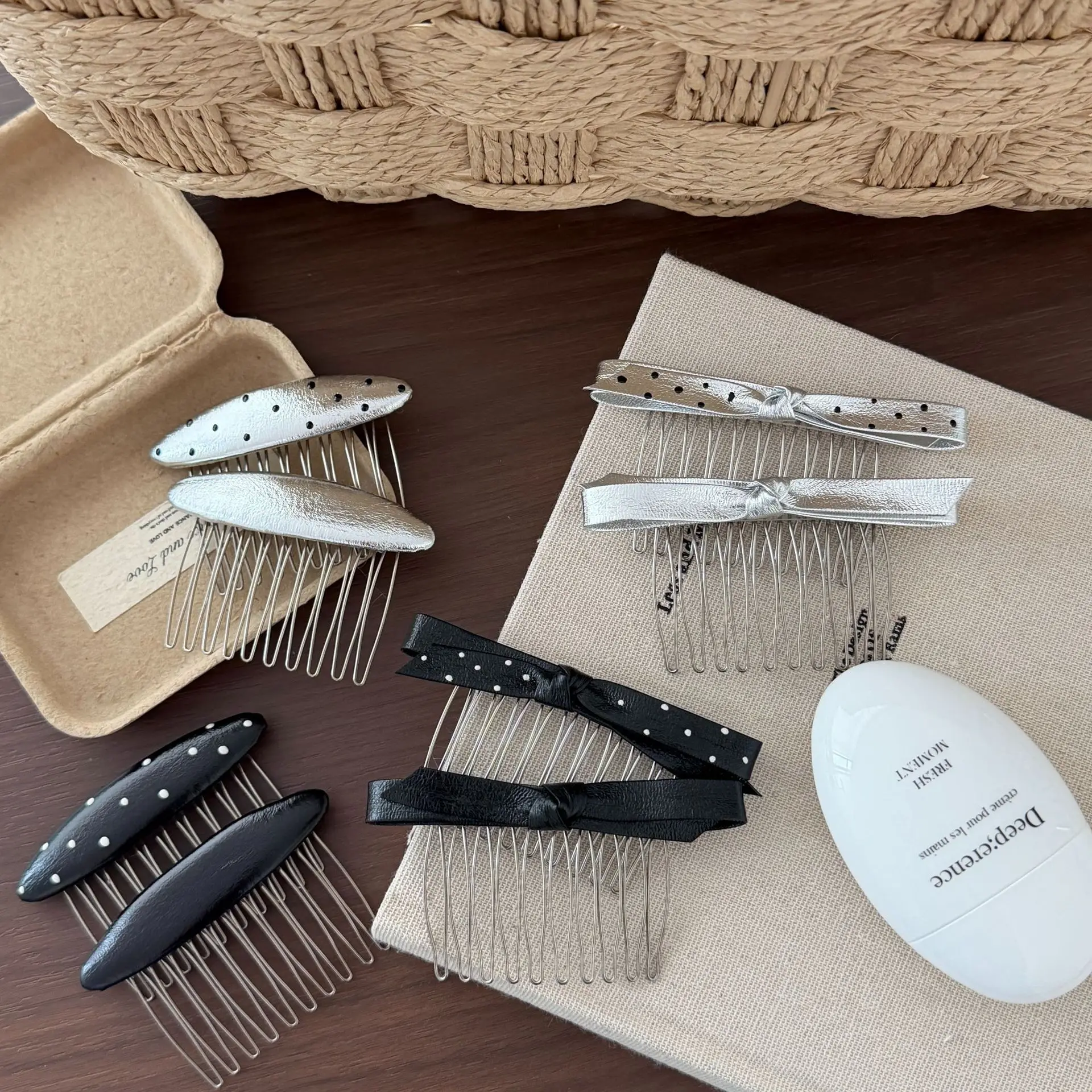 Polka Dot Bow Leather Hair Comb Reverse Insert Style Black White Gentle Versatile for Side Bangs Fringe High Quality
Polka Dot Bow Leather Hair Comb Reverse Insert Style Black White Gentle Versatile for Side Bangs Fringe High Quality