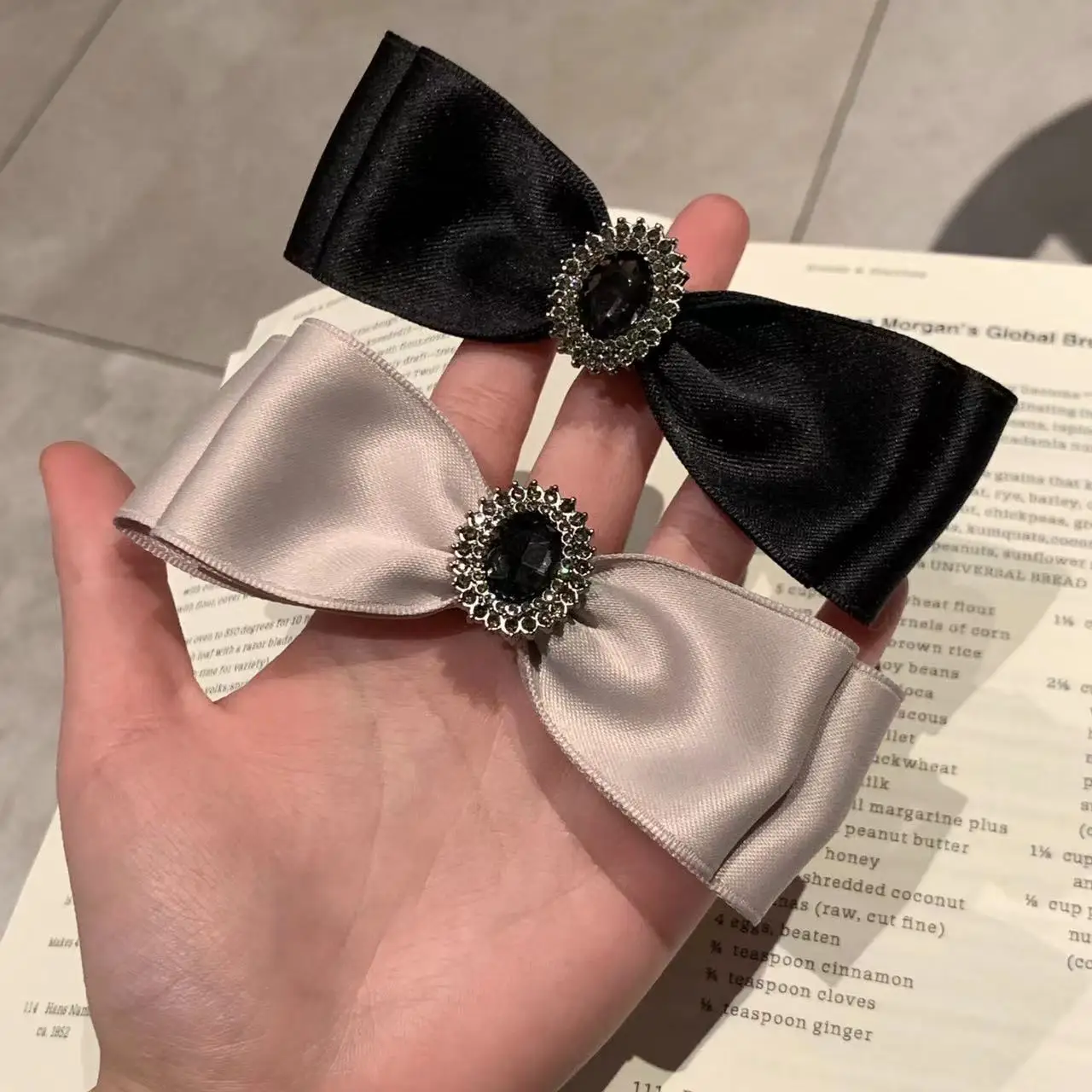 Корейская заколка-бант из шелка со стразами для женщин и девушек, для полусобранных волос, пружинная заколка для затылка, аксессуары для укладки
Корейская заколка-бант из шелка со стразами для женщин и девушек, для полусобранных волос, пружинная заколка для затылка, аксессуары для укладки