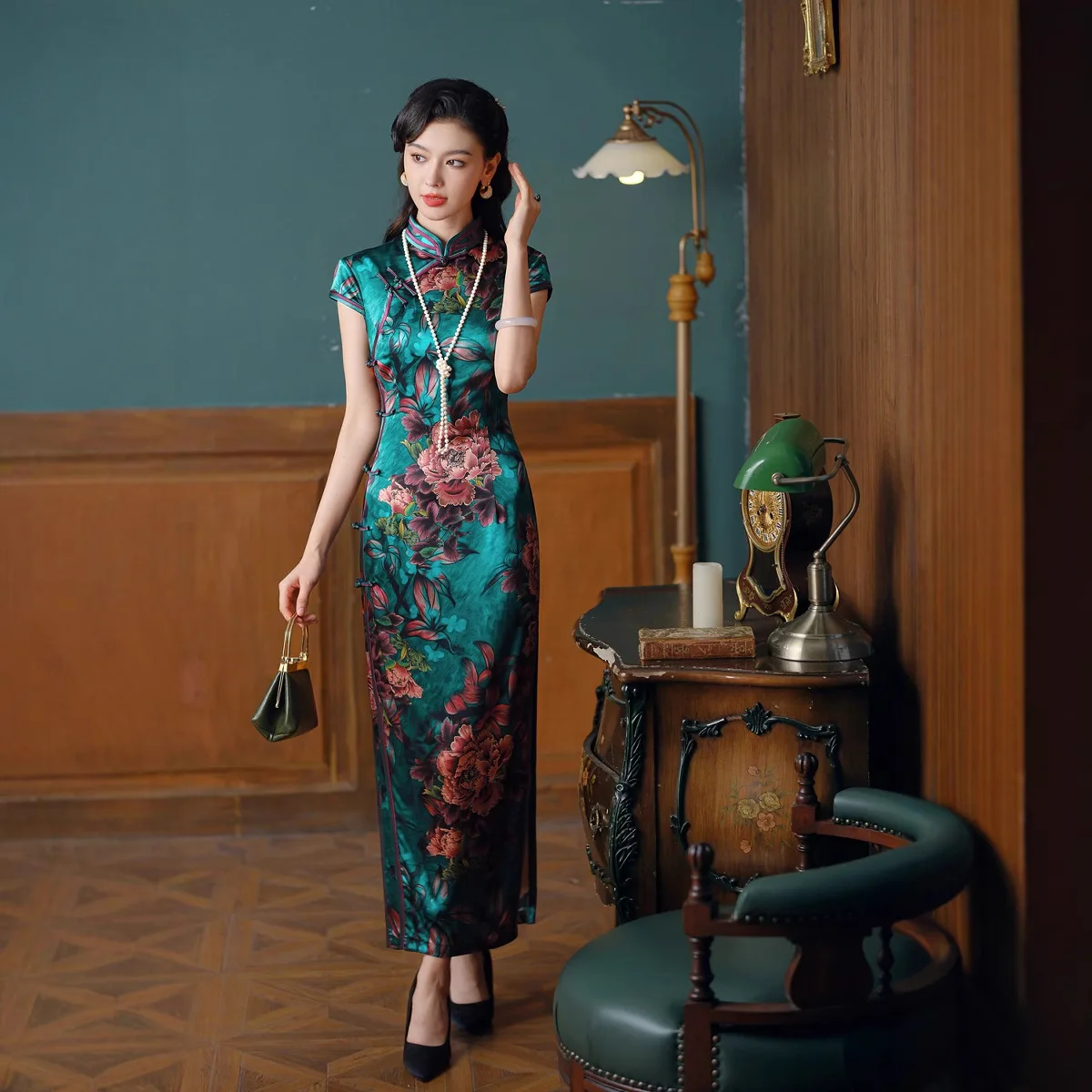 Green High-Grade Silk Chinese Floral Traditional Vintage Modern Cheongsam Qipao Improved Mother Skirt Women's Retro High-End
Green High-Grade Silk Chinese Floral Traditional Vintage Modern Cheongsam Qipao Improved Mother Skirt Women's Retro High-End