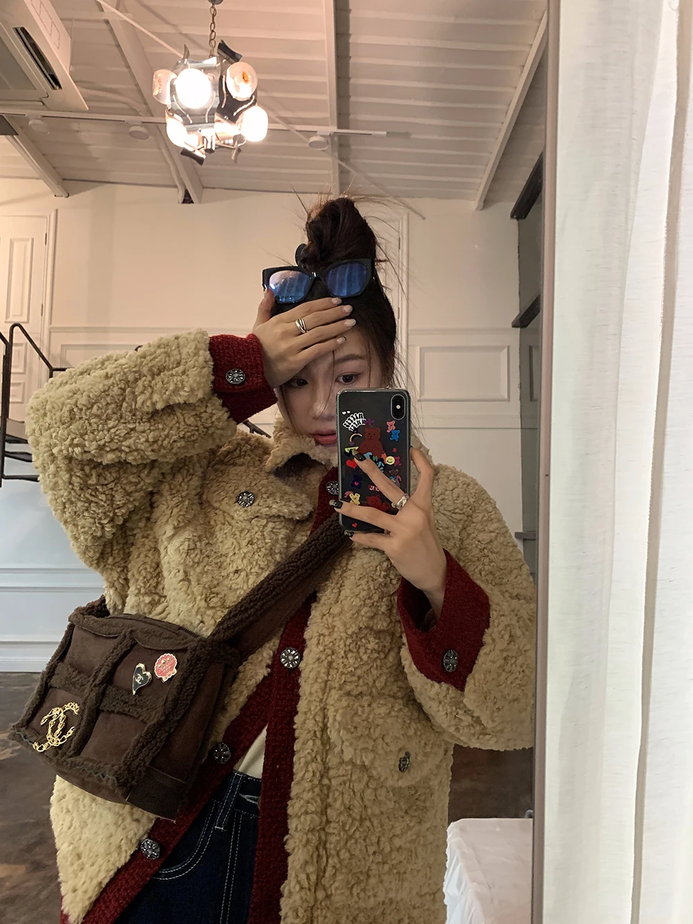 Новогодняя коллекция: Зимняя куртка-жакет из полиэфирного волокна с пуговицами и меховыми вставками в стиле пэчворк, 100% полиэстер.
Новогодняя коллекция: Зимняя куртка-жакет из полиэфирного волокна с пуговицами и меховыми вставками в стиле пэчворк, 100% полиэстер.