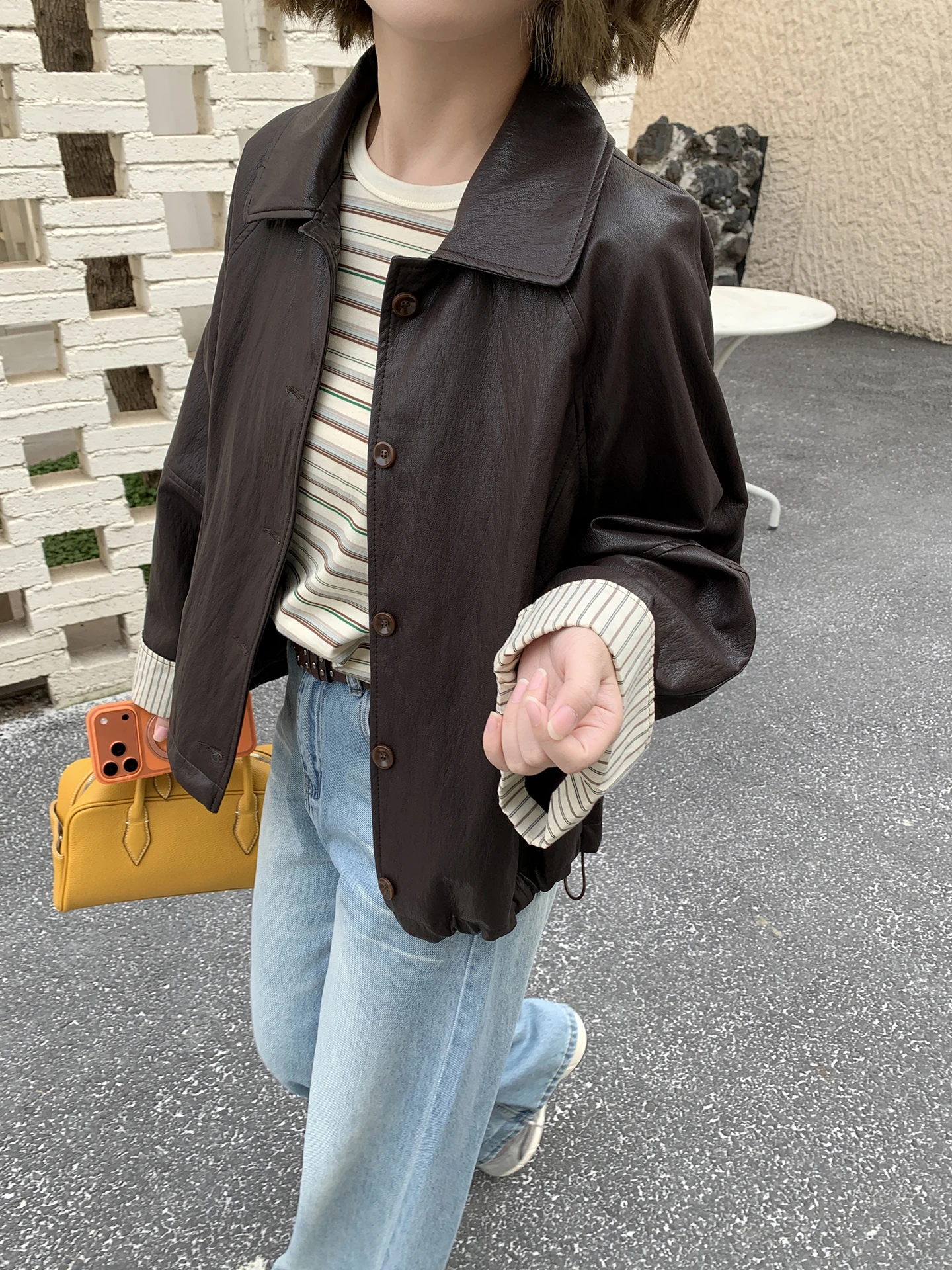 Xuanxuan Retro Collar PU Leather Jacket Women Short Style Elegant High Quality Outerwear Loose Fit Long Sleeve Button Closure
Xuanxuan Retro Collar PU Leather Jacket Women Short Style Elegant High Quality Outerwear Loose Fit Long Sleeve Button Closure