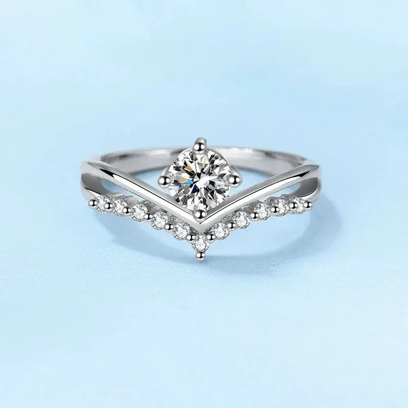 Новый стиль PT950 платиновый сверкающий муассанит VVS1 DColor 0,5 карата V-образное кольцо Корона принцессы для женщин со справочным сертификатом
Новый стиль PT950 платиновый сверкающий муассанит VVS1 DColor 0,5 карата V-образное кольцо Корона принцессы для женщин со справочным сертификатом