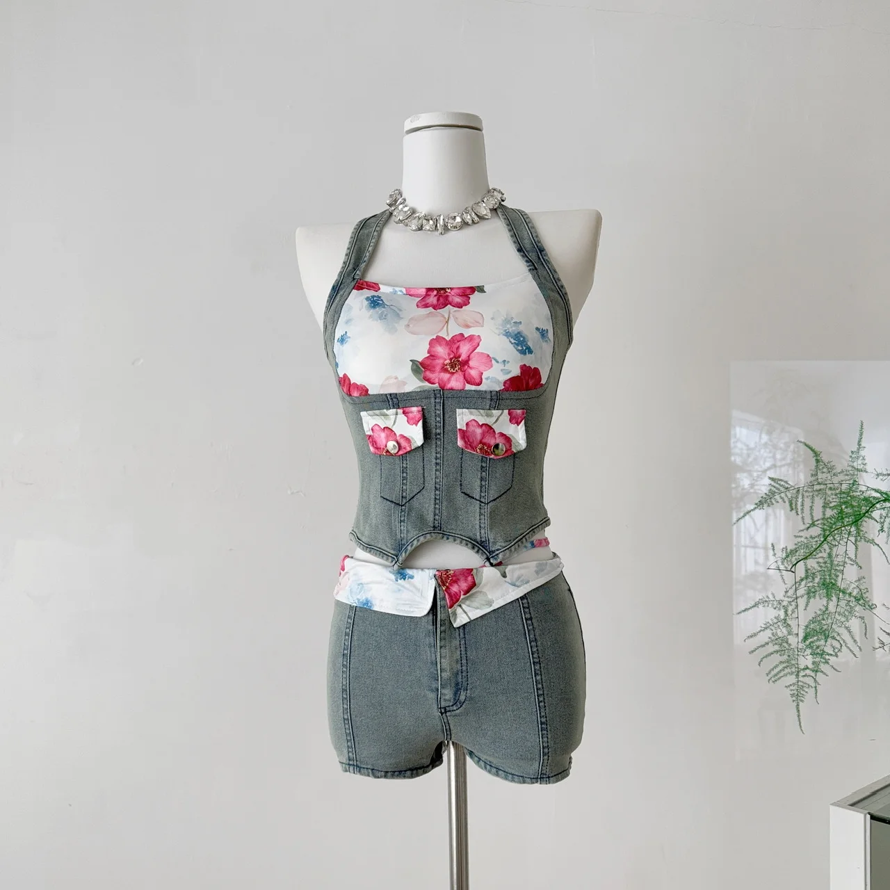 Vintage Denim Suspender Vest Printed Splicing Top Women's Slim Hip Shorts Set Summer
Vintage Denim Suspender Vest Printed Splicing Top Women's Slim Hip Shorts Set Summer