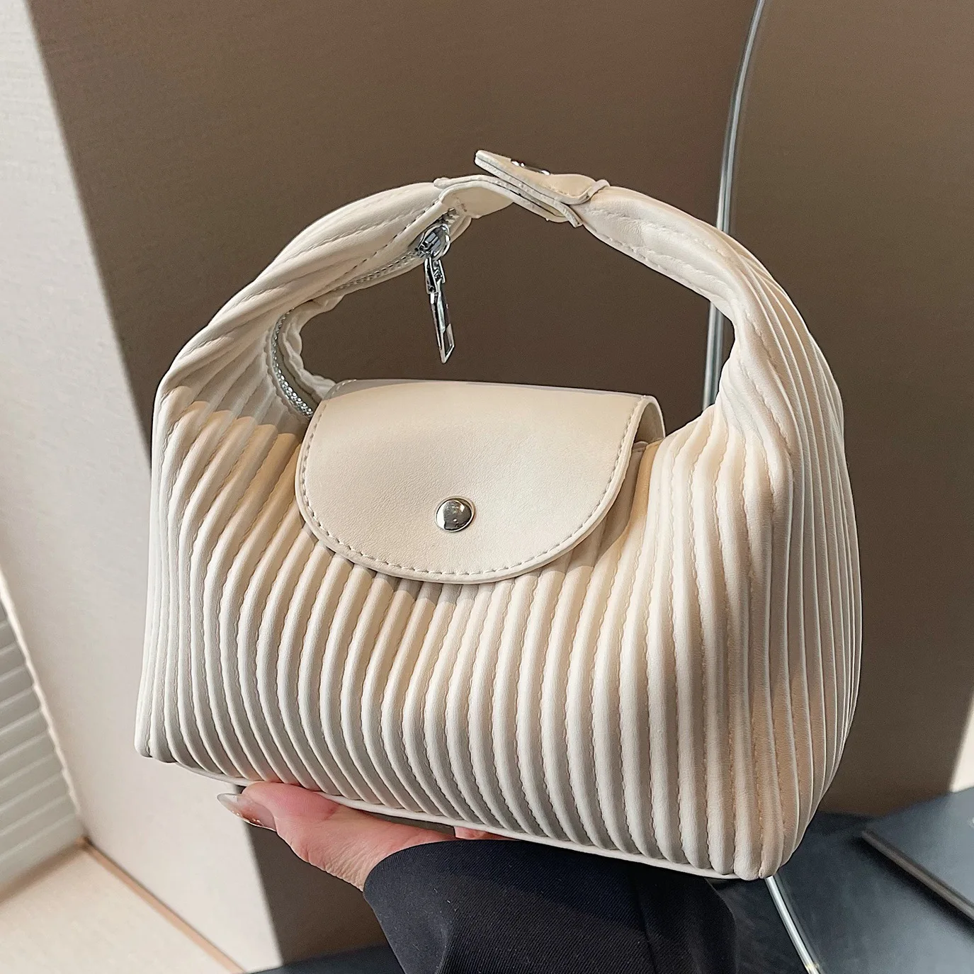 2025 Niche Design Pillow Bag for Women Crinkle Stripe Shoulder Purse Minimalist Crossbody Underarm Bag Versatile Casual
2025 Niche Design Pillow Bag for Women Crinkle Stripe Shoulder Purse Minimalist Crossbody Underarm Bag Versatile Casual
