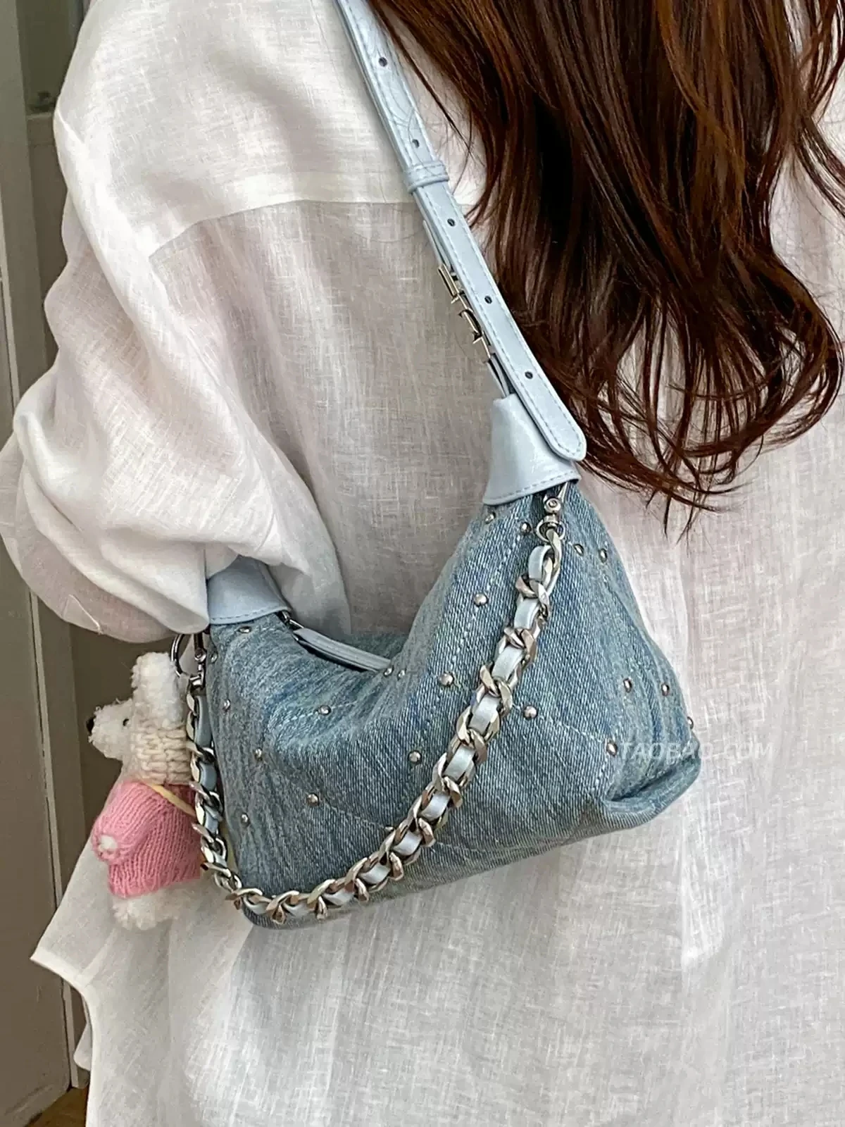 Women Retro Y2K Denim Crescent Shoulder Bag with Chain Rivet Detail Adjustable Strap Casual Crossbody Purse for Daily Travel
Women Retro Y2K Denim Crescent Shoulder Bag with Chain Rivet Detail Adjustable Strap Casual Crossbody Purse for Daily Travel