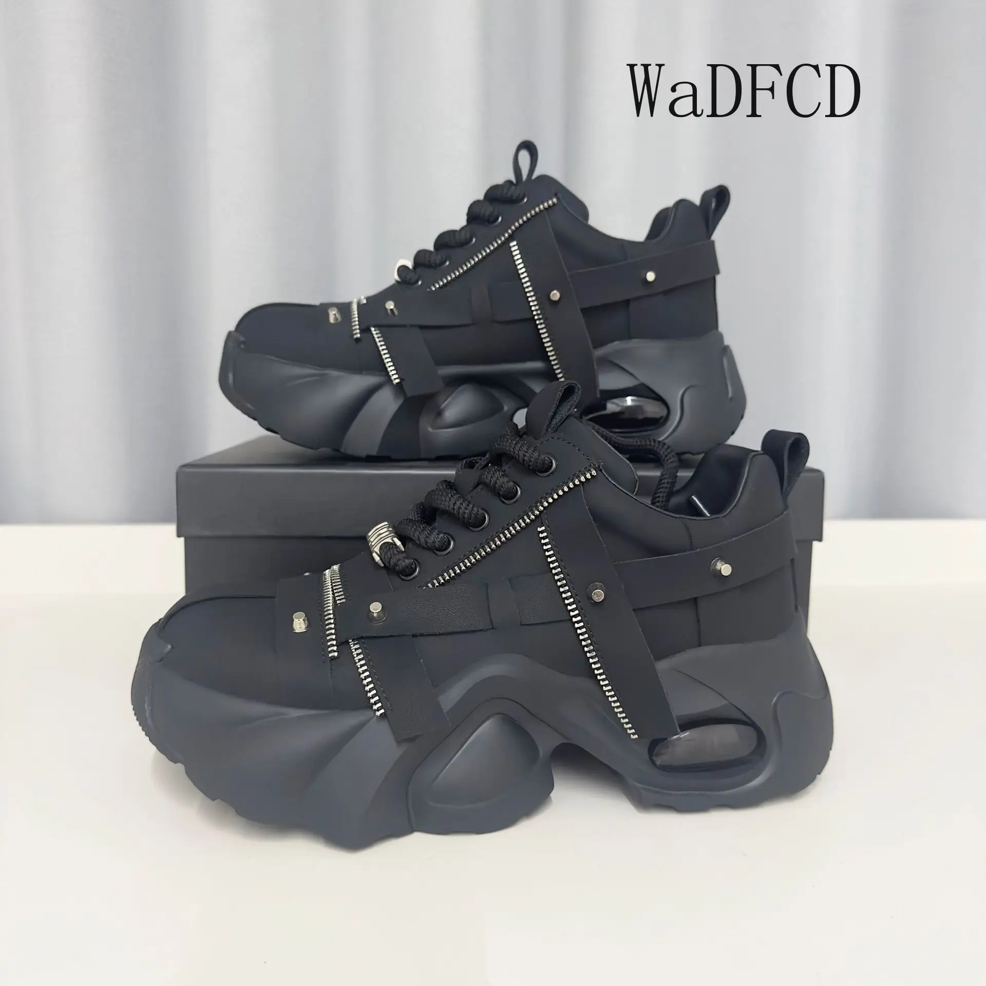 Массивные кроссовки, большие размеры 45, 46, мужская дизайнерская спортивная обувь на воздушной подушке, модная повседневная кожаная обувь на плоской платформе с увеличенной высотой
Массивные кроссовки, большие размеры 45, 46, мужская дизайнерская спортивная обувь на воздушной подушке, модная повседневная кожаная обувь на плоской платформе с увеличенной высотой