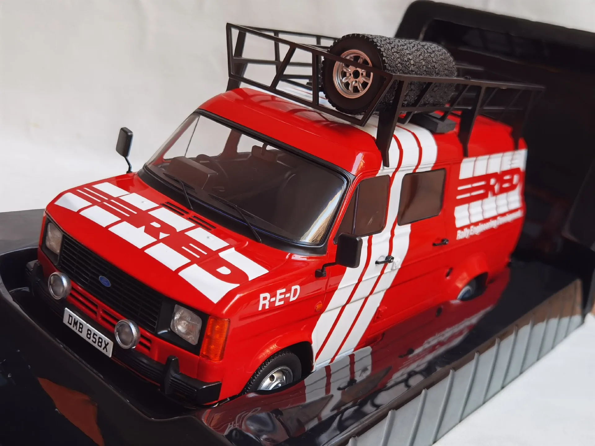 Diecast IXO 1/18 Scale FORD TRANSIT MK II 1985 Alloy Car Model Collectible Toy Gift Souvenir Display Ornaments
Diecast IXO 1/18 Scale FORD TRANSIT MK II 1985 Alloy Car Model Collectible Toy Gift Souvenir Display Ornaments