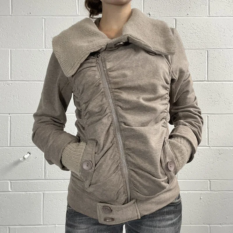 This new retro lapel design, asymmetrical pleated zipper pocket jacket with a simple and elegant waist-cinching style
This new retro lapel design, asymmetrical pleated zipper pocket jacket with a simple and elegant waist-cinching style