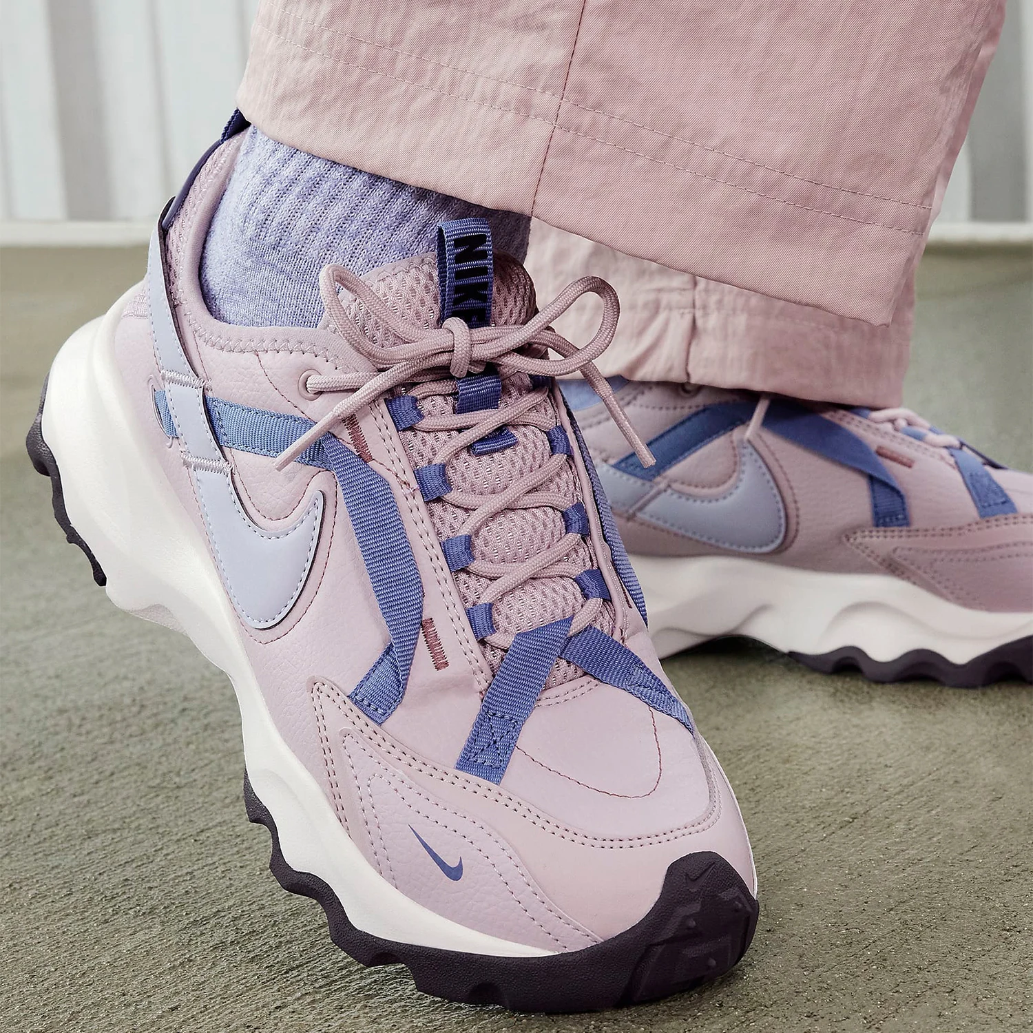 Nike Genuine TC 7900 Women's Platform Durable Low-Top Casual Shoes DD9682-002
Nike Genuine TC 7900 Women's Platform Durable Low-Top Casual Shoes DD9682-002