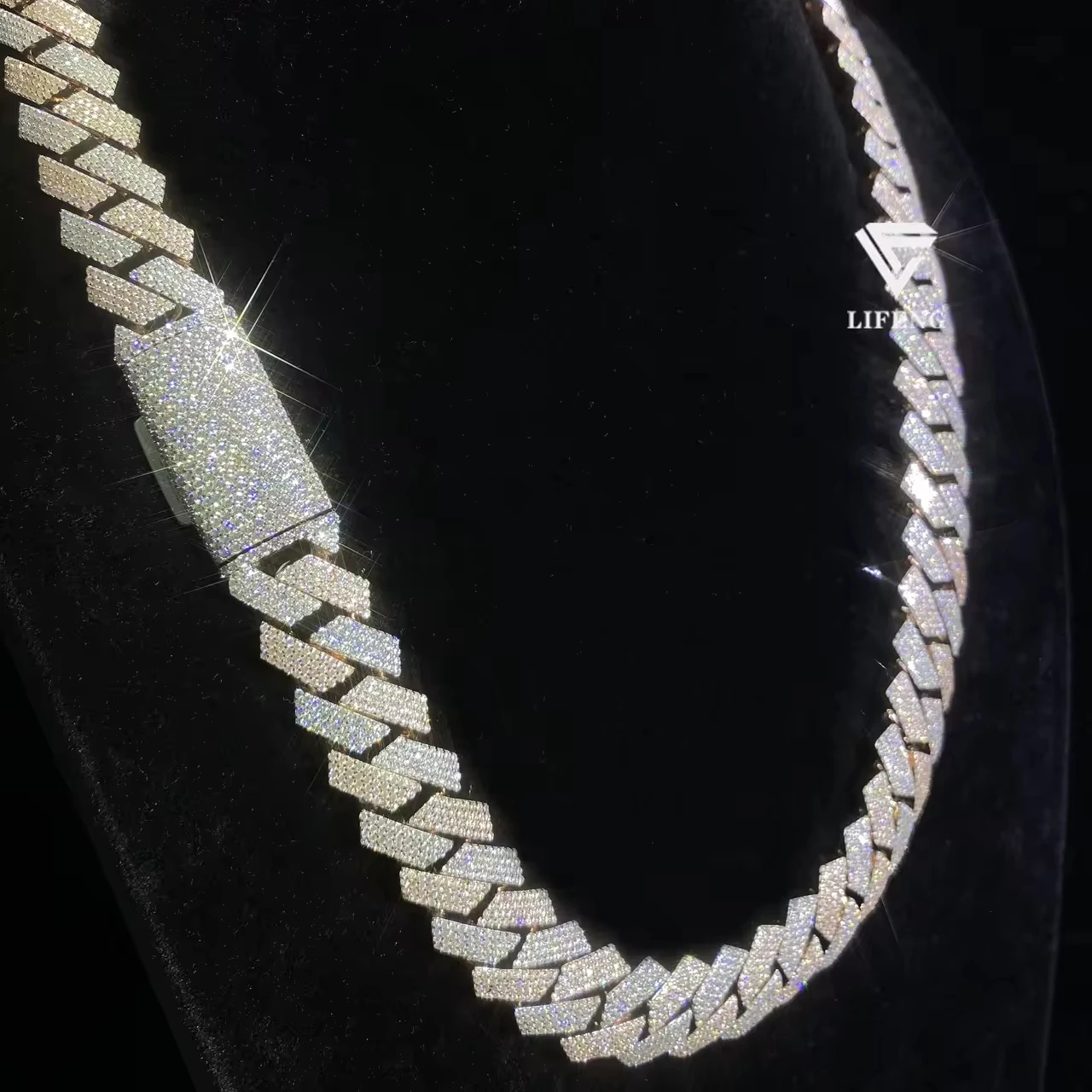 Iced Hip Hop Jewelry Luxury Two Tone Rose gold 15mm Classic Moissanite Cuban Link Chain Necklace 925 Silver Men Cuban chain
Iced Hip Hop Jewelry Luxury Two Tone Rose gold 15mm Classic Moissanite Cuban Link Chain Necklace 925 Silver Men Cuban chain