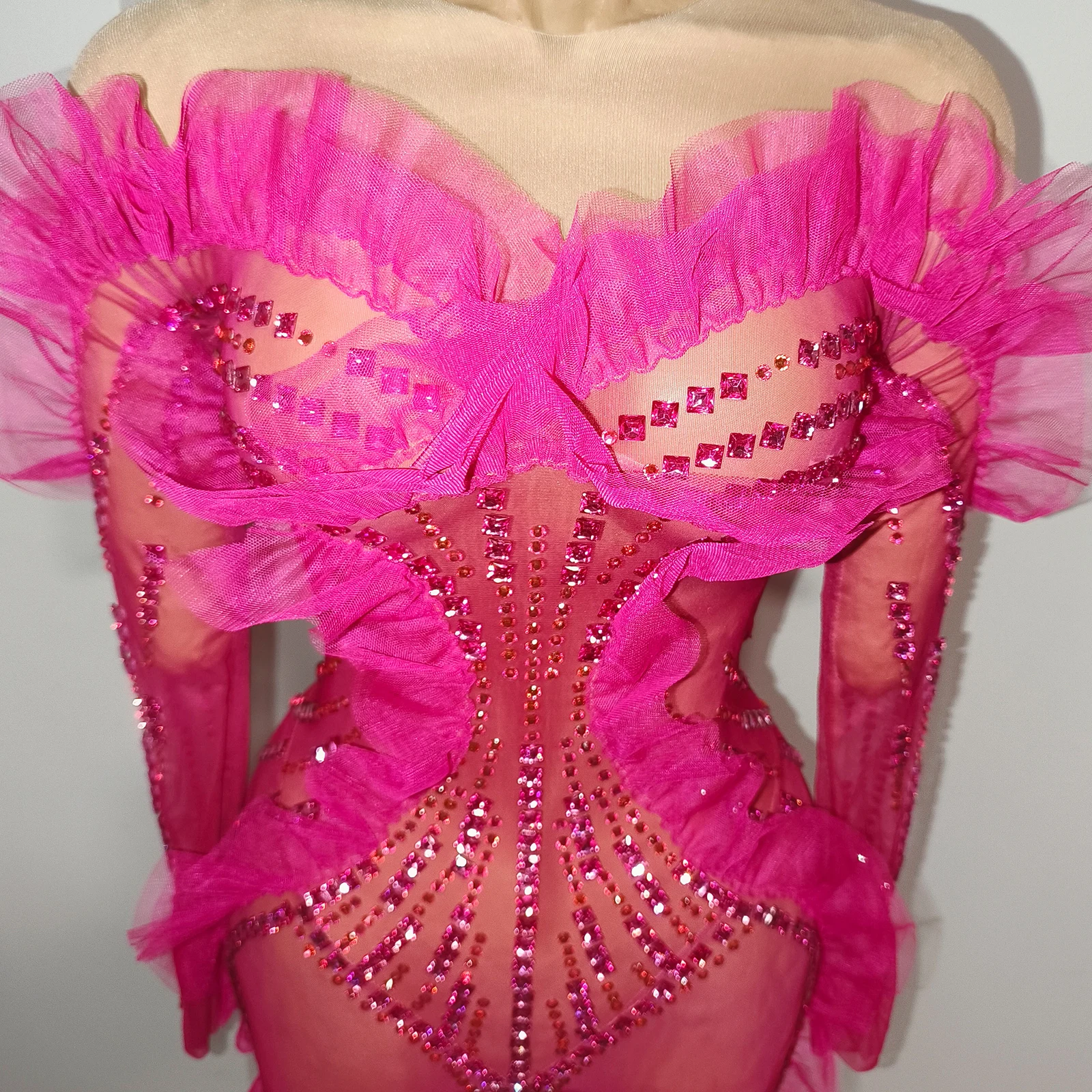 Sexy Sparkling Pink Crystal Ruffle Jumpsuit See-through Mesh Long Sleeve Rhinestone Costume Drag Queen Stage Performance Costume
Sexy Sparkling Pink Crystal Ruffle Jumpsuit See-through Mesh Long Sleeve Rhinestone Costume Drag Queen Stage Performance Costume