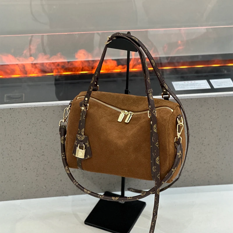 MENDY Замшевая сумка с верхней ручкой Boston Сумка-подушка Женская большая вместительная сумка Boston для пригородного боулинга на одно плечо Женская дизайнерская новинка
MENDY Замшевая сумка с верхней ручкой Boston Сумка-подушка Женская большая вместительная сумка Boston для пригородного боулинга на одно плечо Женская дизайнерская новинка