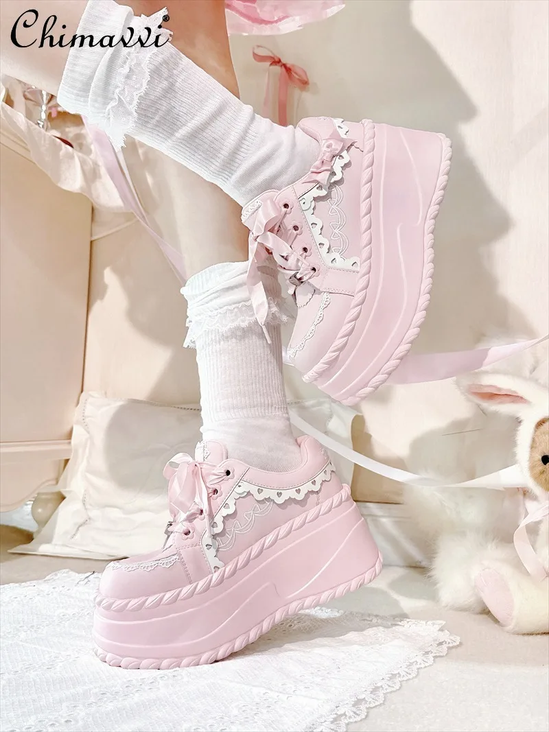 Оригинальные японские милые универсальные туфли на толстой подошве для девочек, осень 2023, новые милые студенческие повседневные универсальные женские кроссовки
Оригинальные японские милые универсальные туфли на толстой подошве для девочек, осень 2023, новые милые студенческие повседневные универсальные женские кроссовки