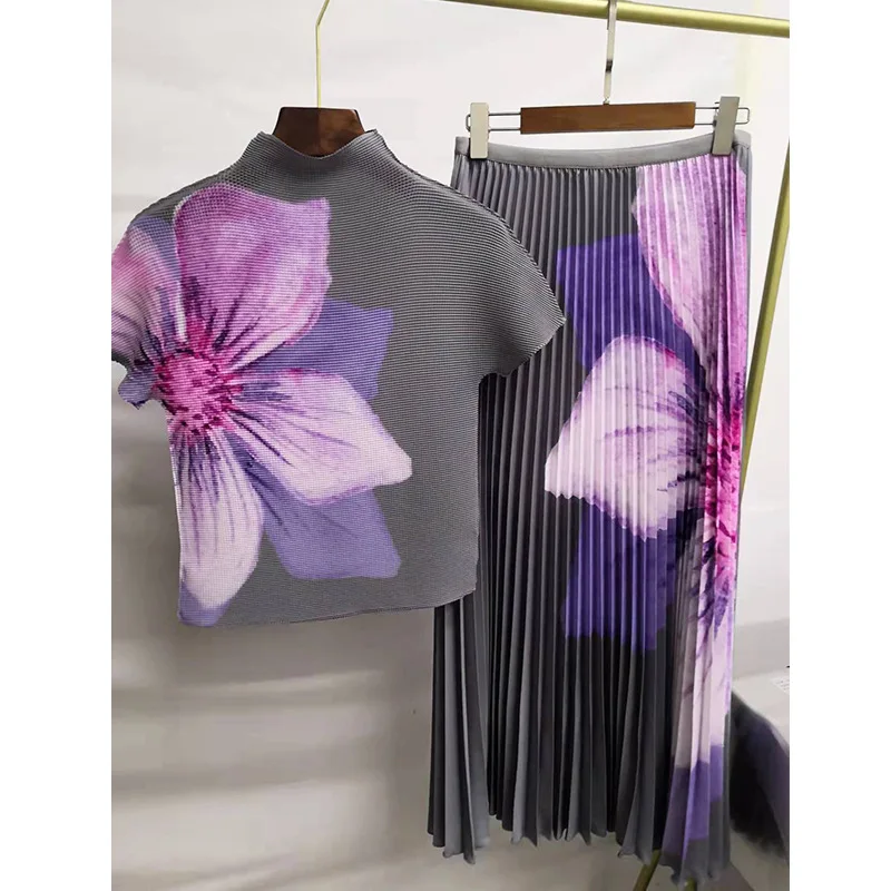 Women's Suits Summer New Fashion Casual Big Flower Printed Half Turtleneck Short Sleeves Slimming Top + Pleated Skirt Set
Women's Suits Summer New Fashion Casual Big Flower Printed Half Turtleneck Short Sleeves Slimming Top + Pleated Skirt Set