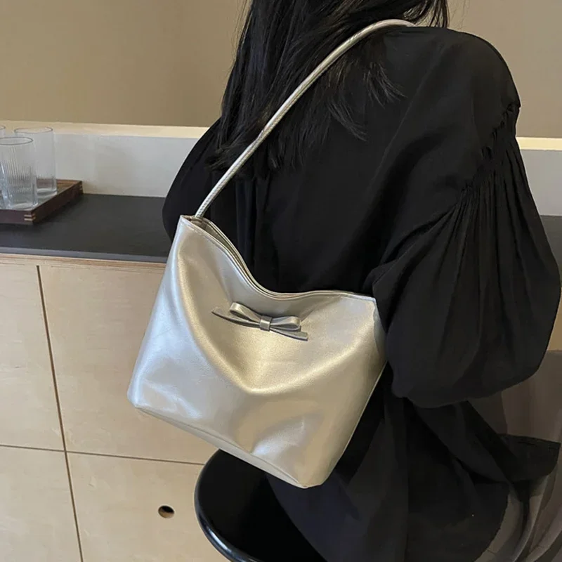 Trend Bow Red Bucket Bags For Women 2024 New Simple Commuting Handbags Korean Pu Leather Casual Versatile Female Shoulder Bag
Trend Bow Red Bucket Bags For Women 2024 New Simple Commuting Handbags Korean Pu Leather Casual Versatile Female Shoulder Bag